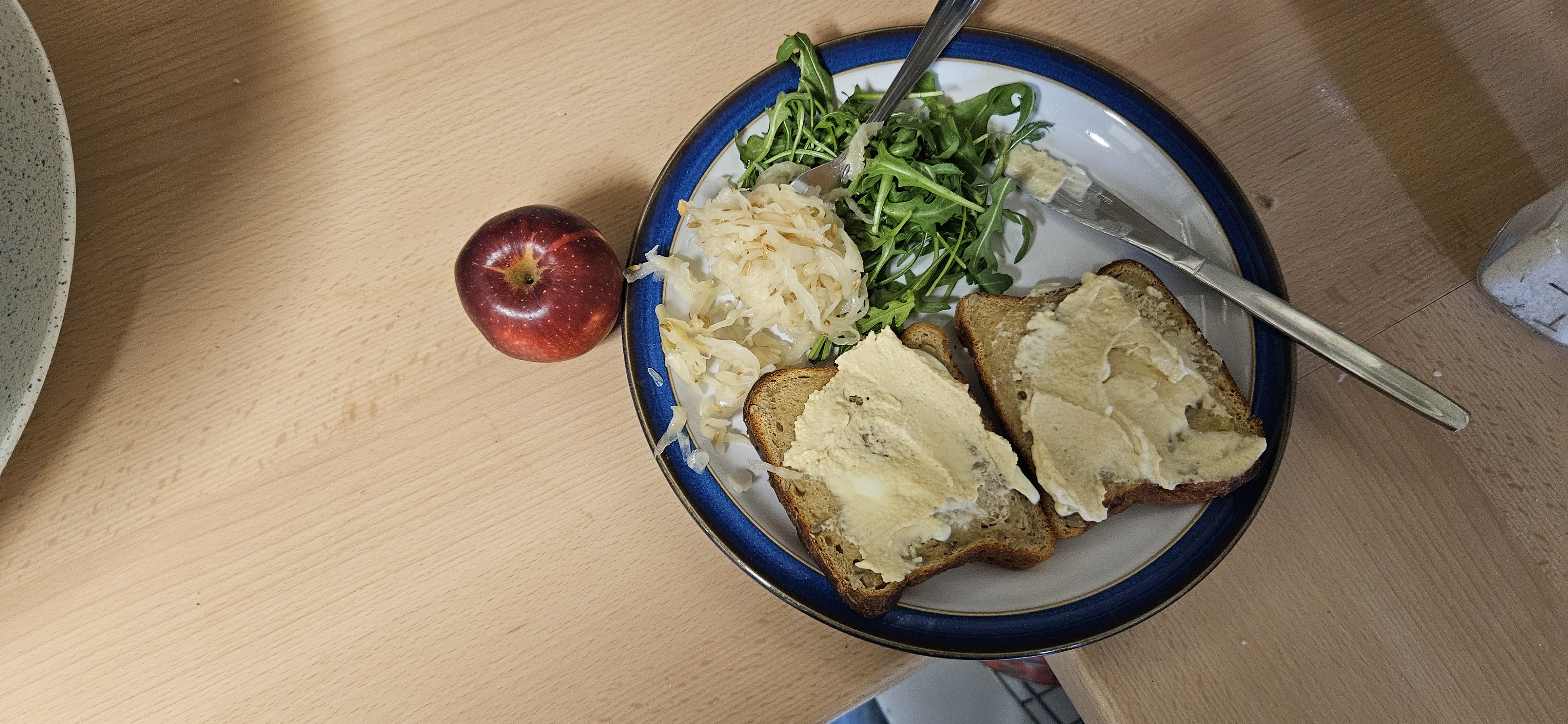 Bread with hummus, apple, greens