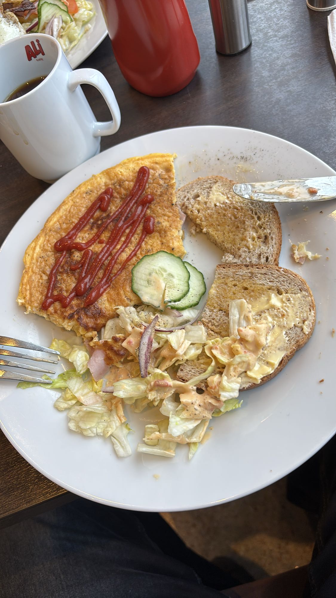 Omelett med brød og salat
