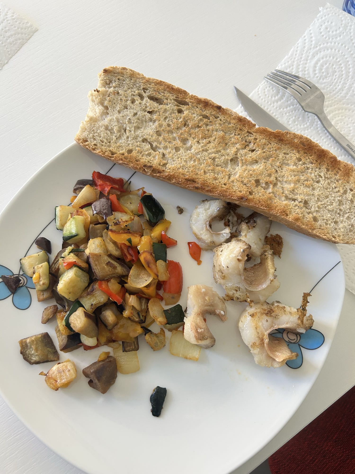 Pescado con verduras y pan