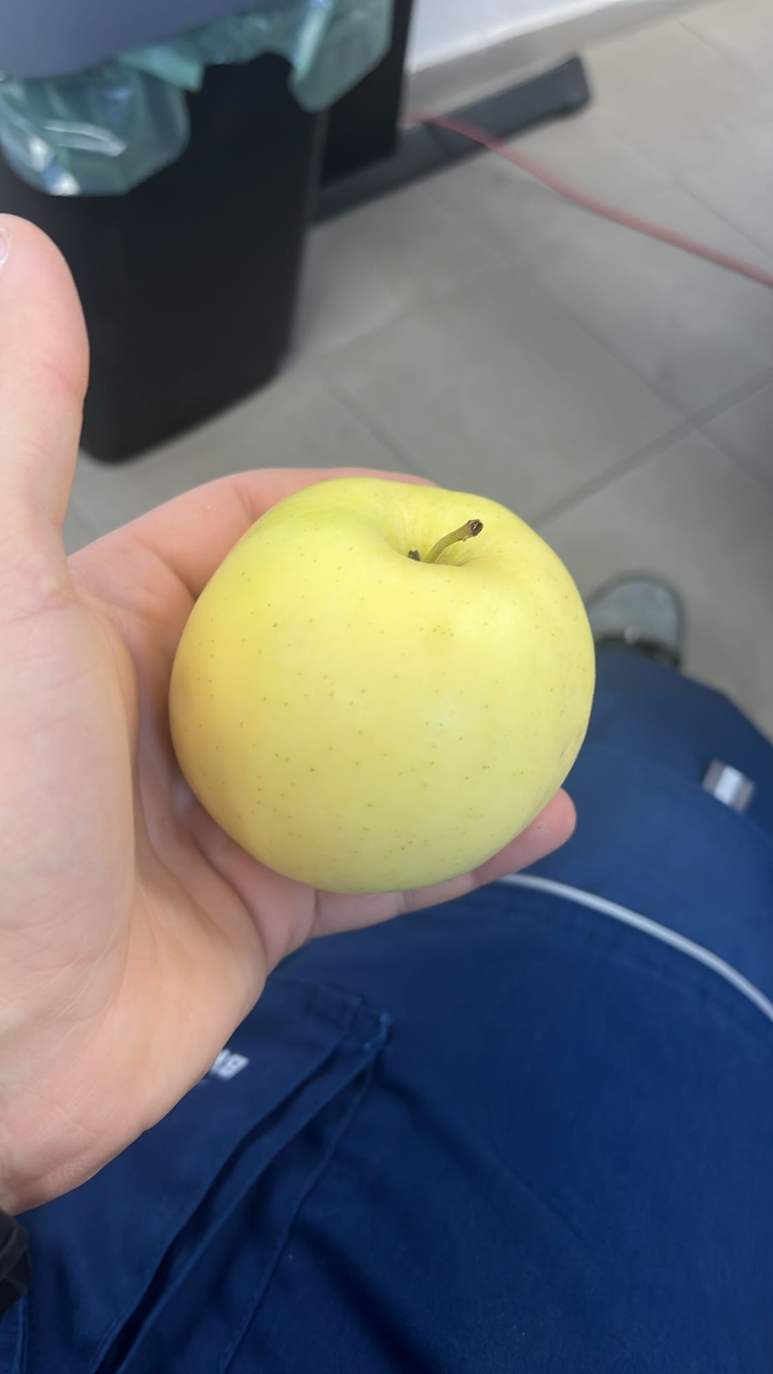 жълта ябълка