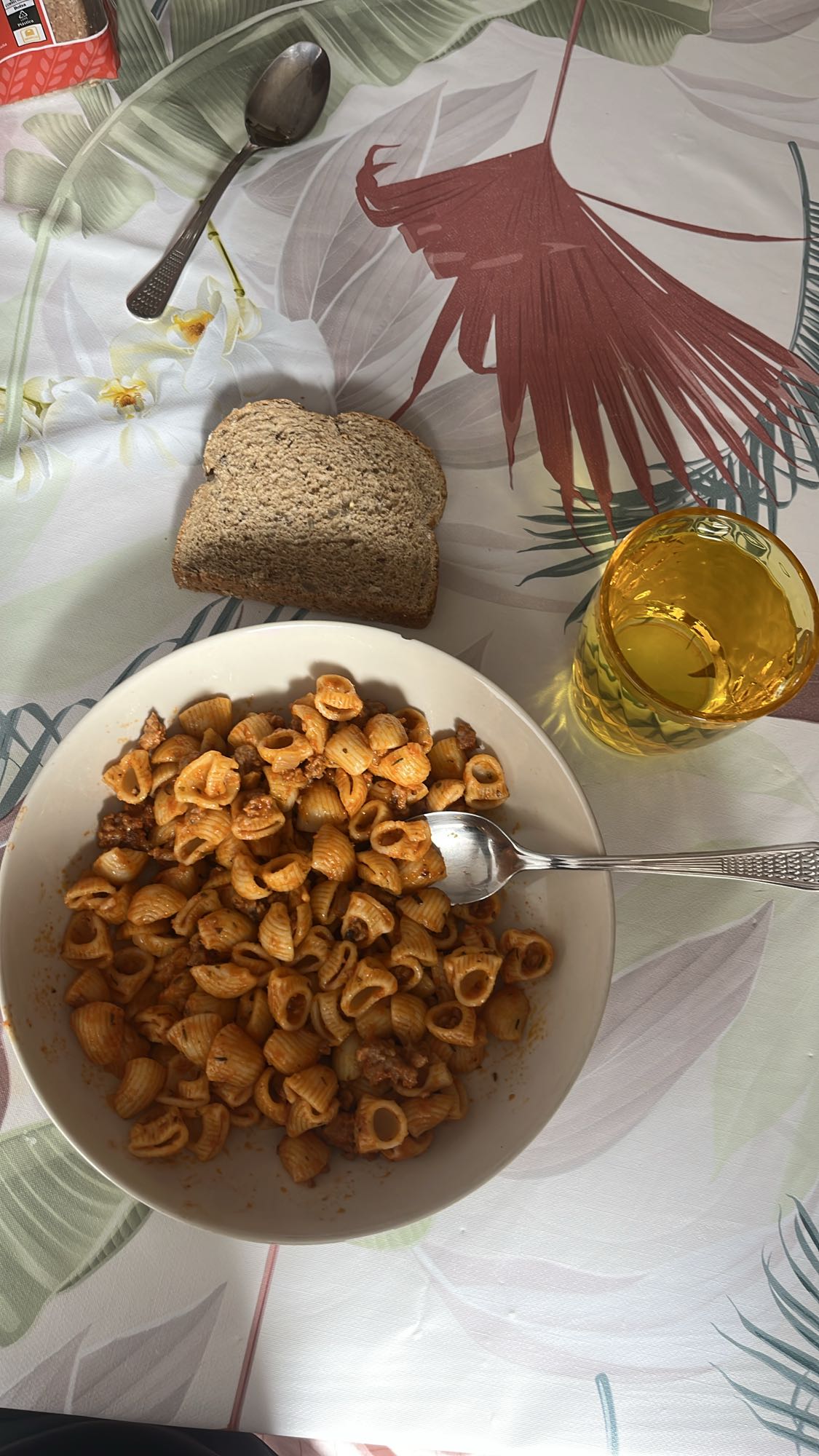 Pasta con salsa y pan