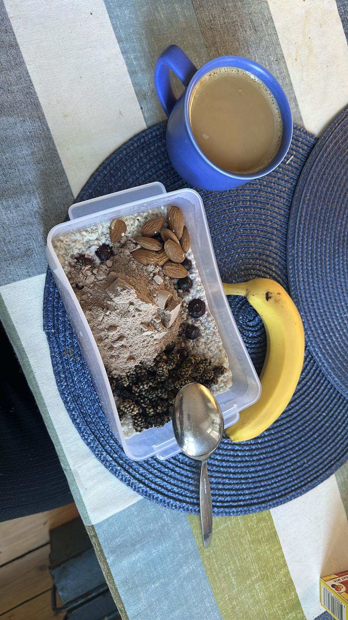 Havregrynsfrukost med frukt