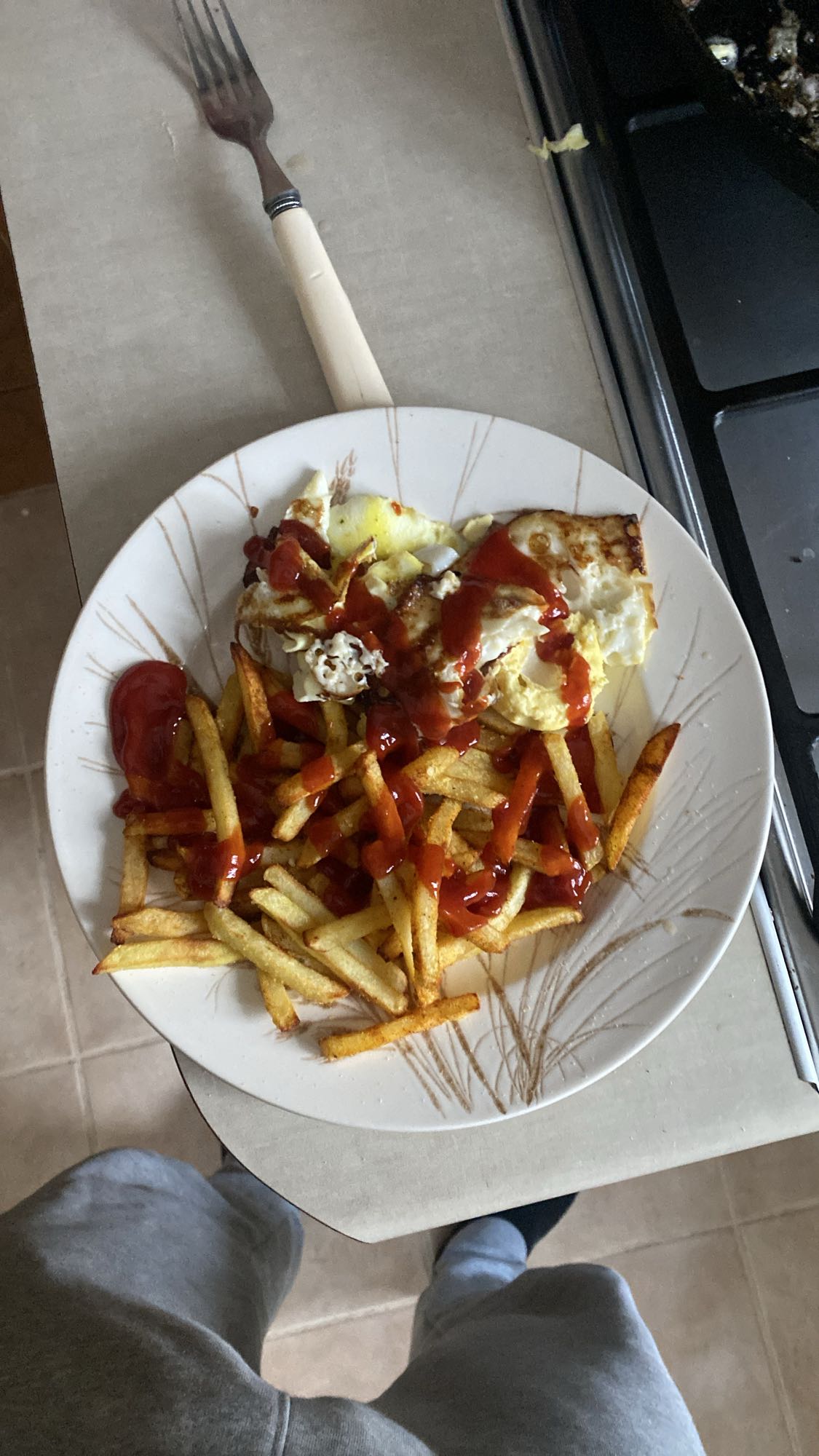 Frytki z jajkiem i ketchupem