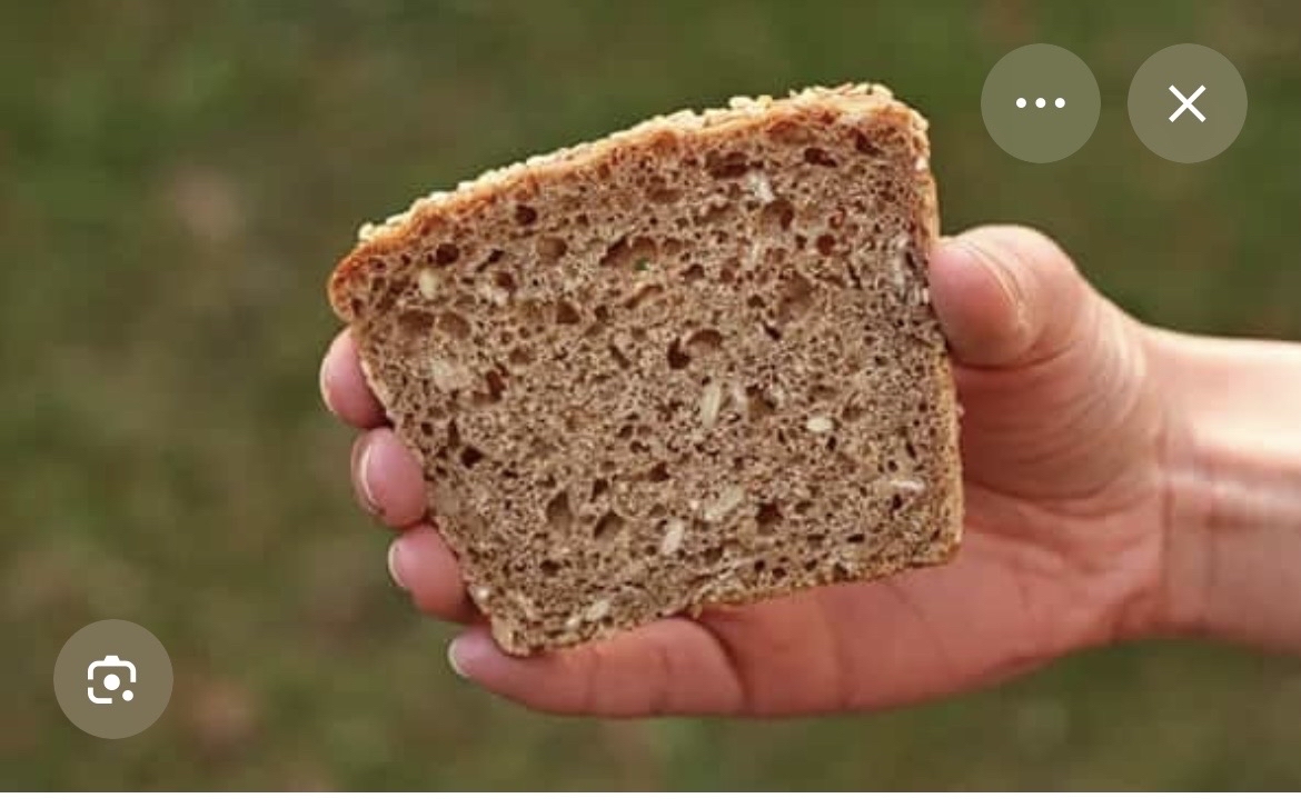 kromka chleba żytniego