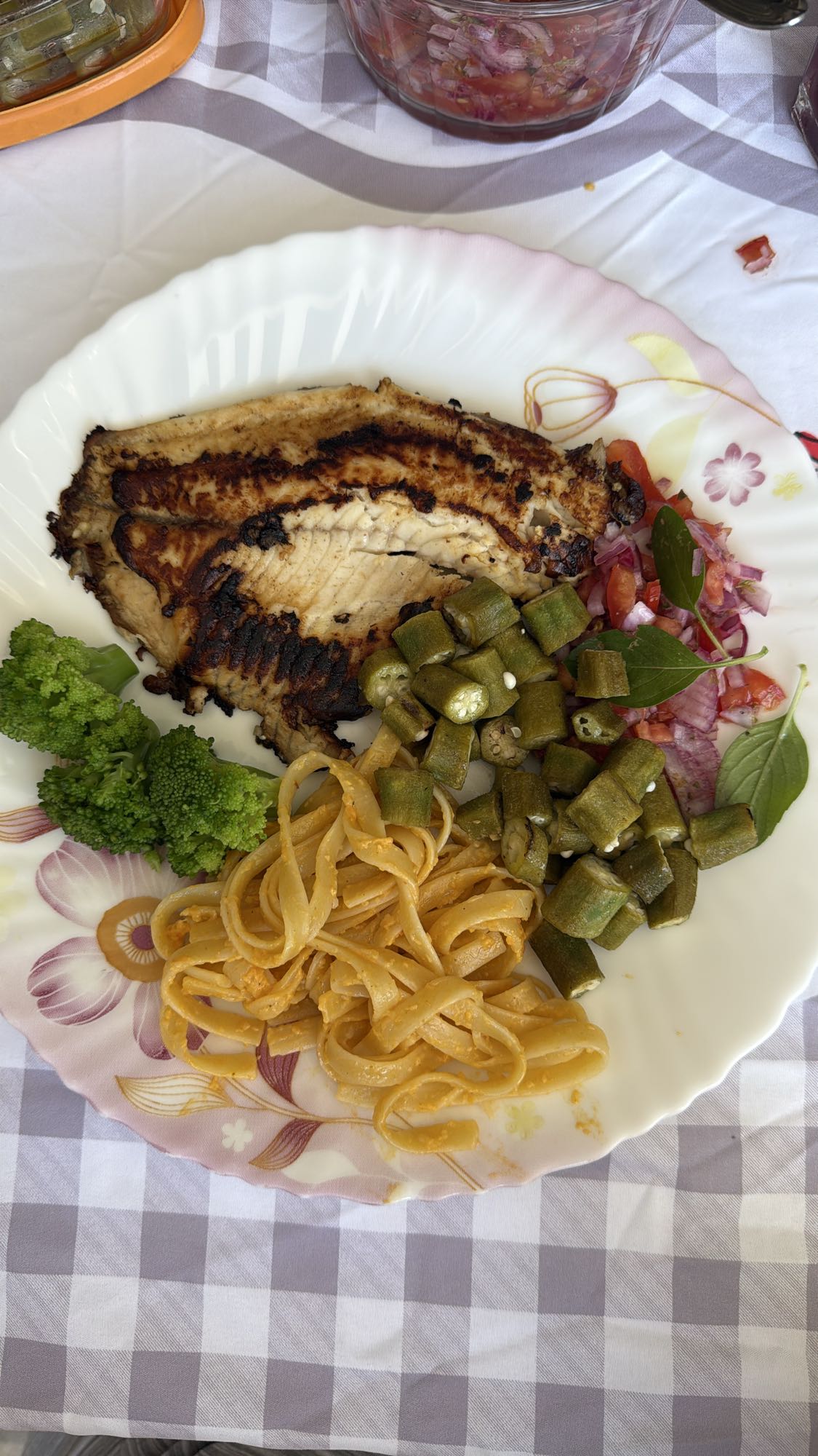 Peixe grelhado com legumes