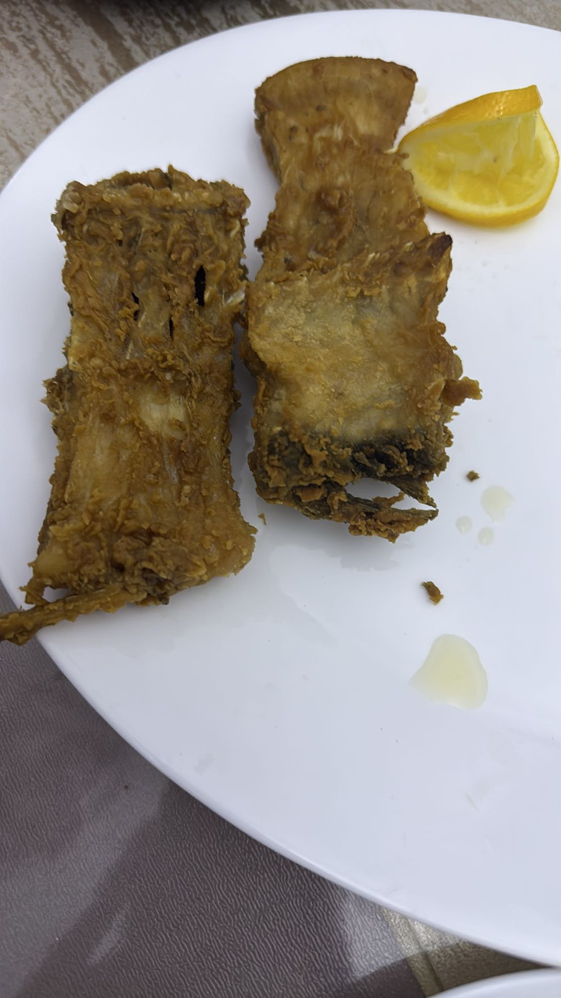 жареная рыба с лимоном