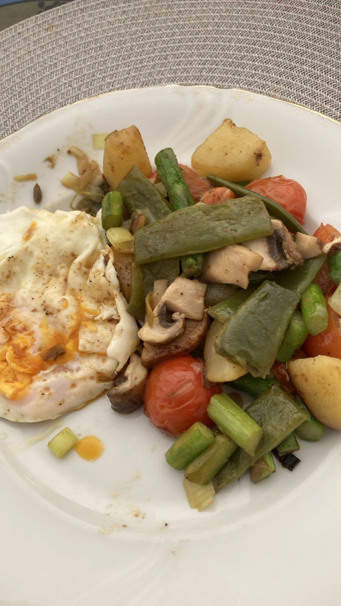 Stekt ägg med grönsaker