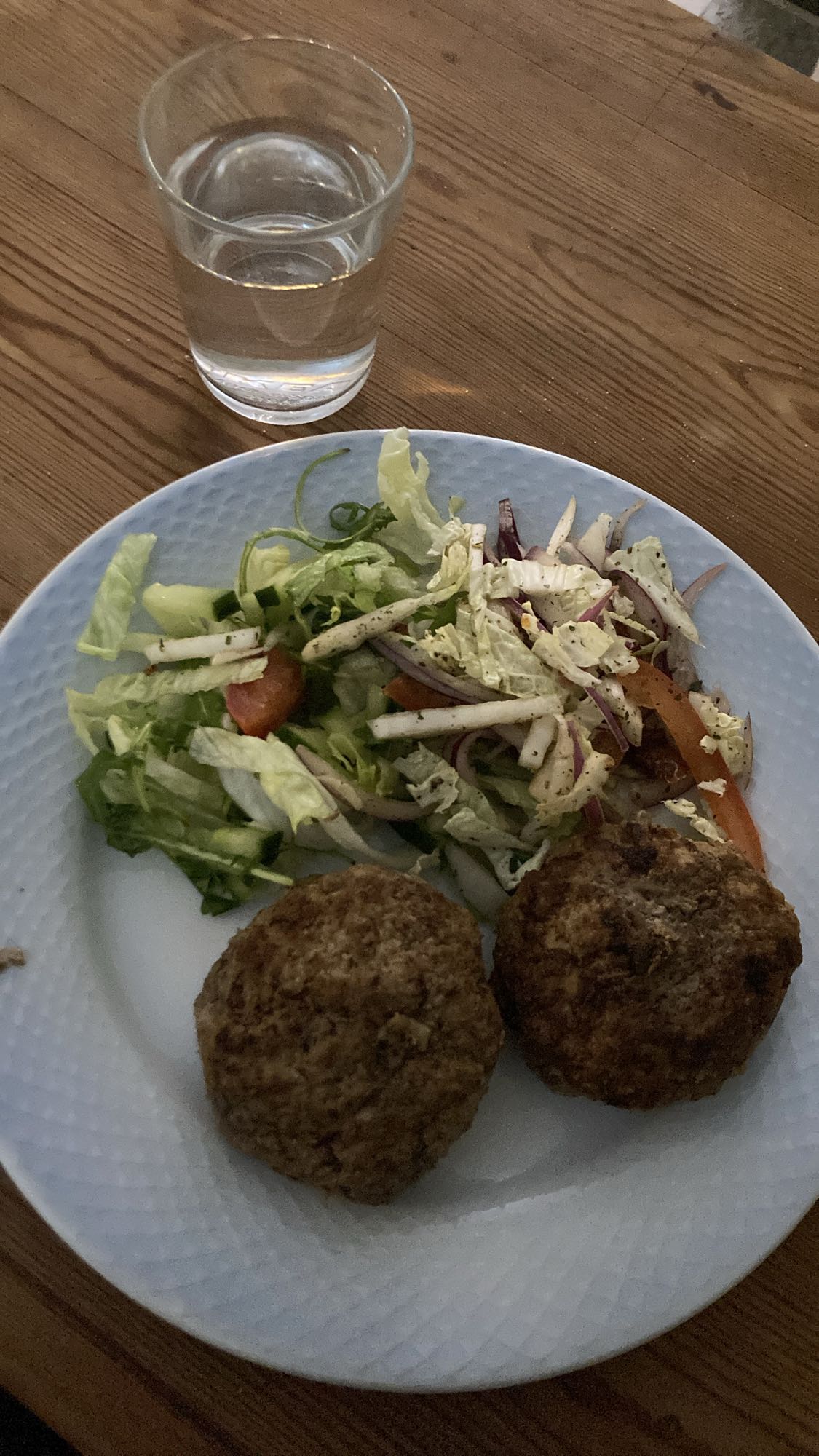 Köttbullar med sallad