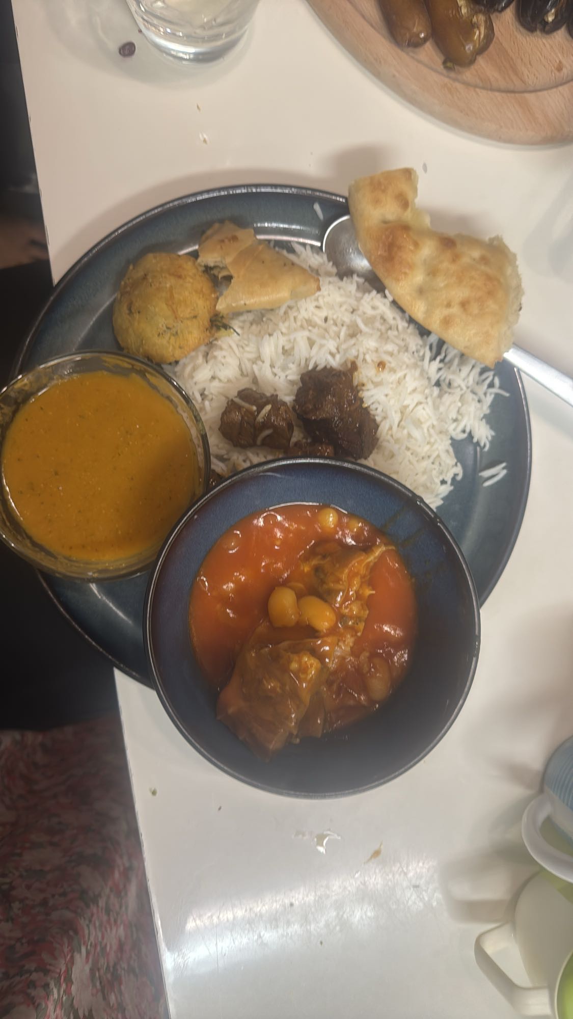Indisk tallrik med ris och curry
