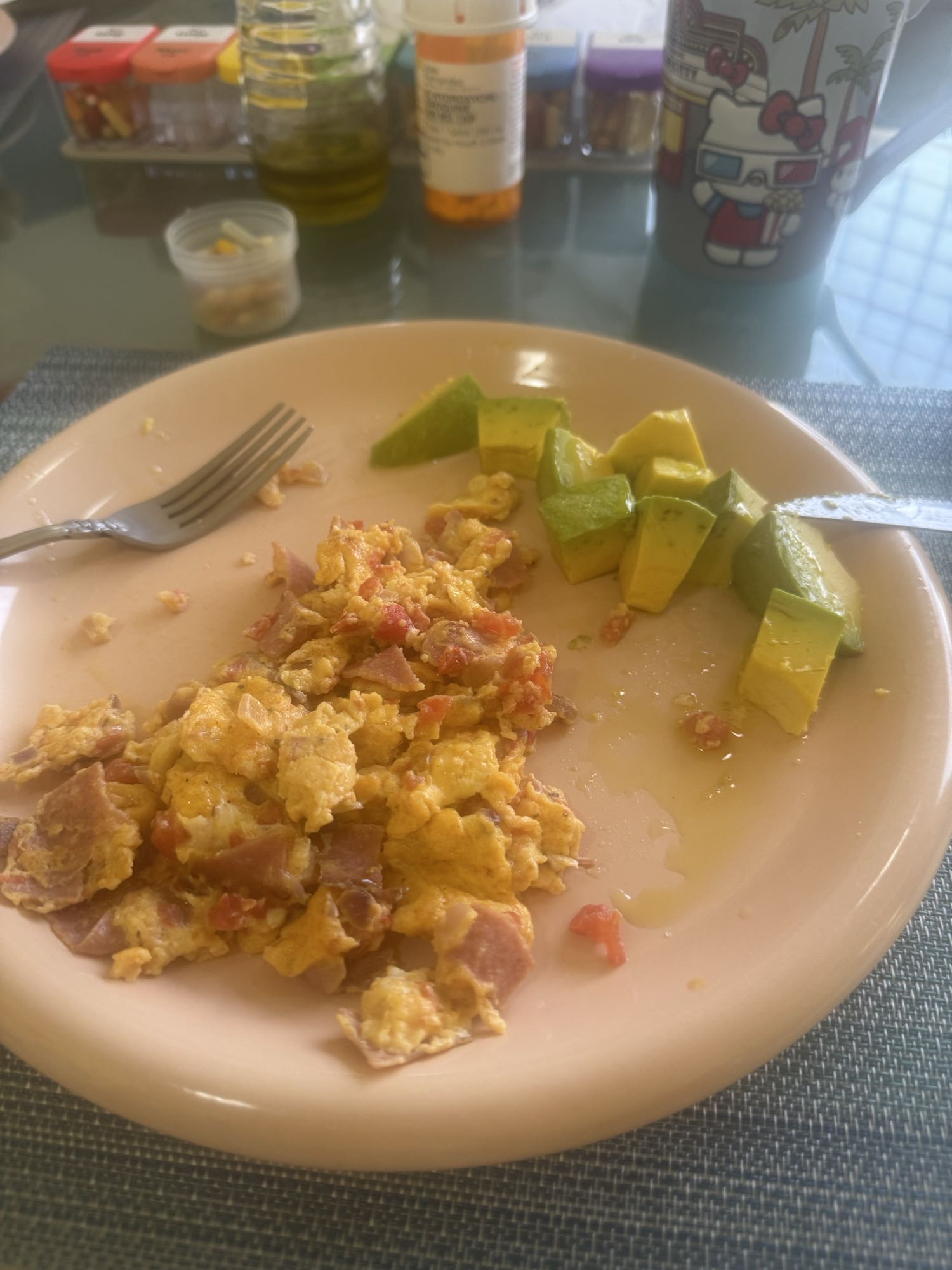 Huevos revueltos con aguacate