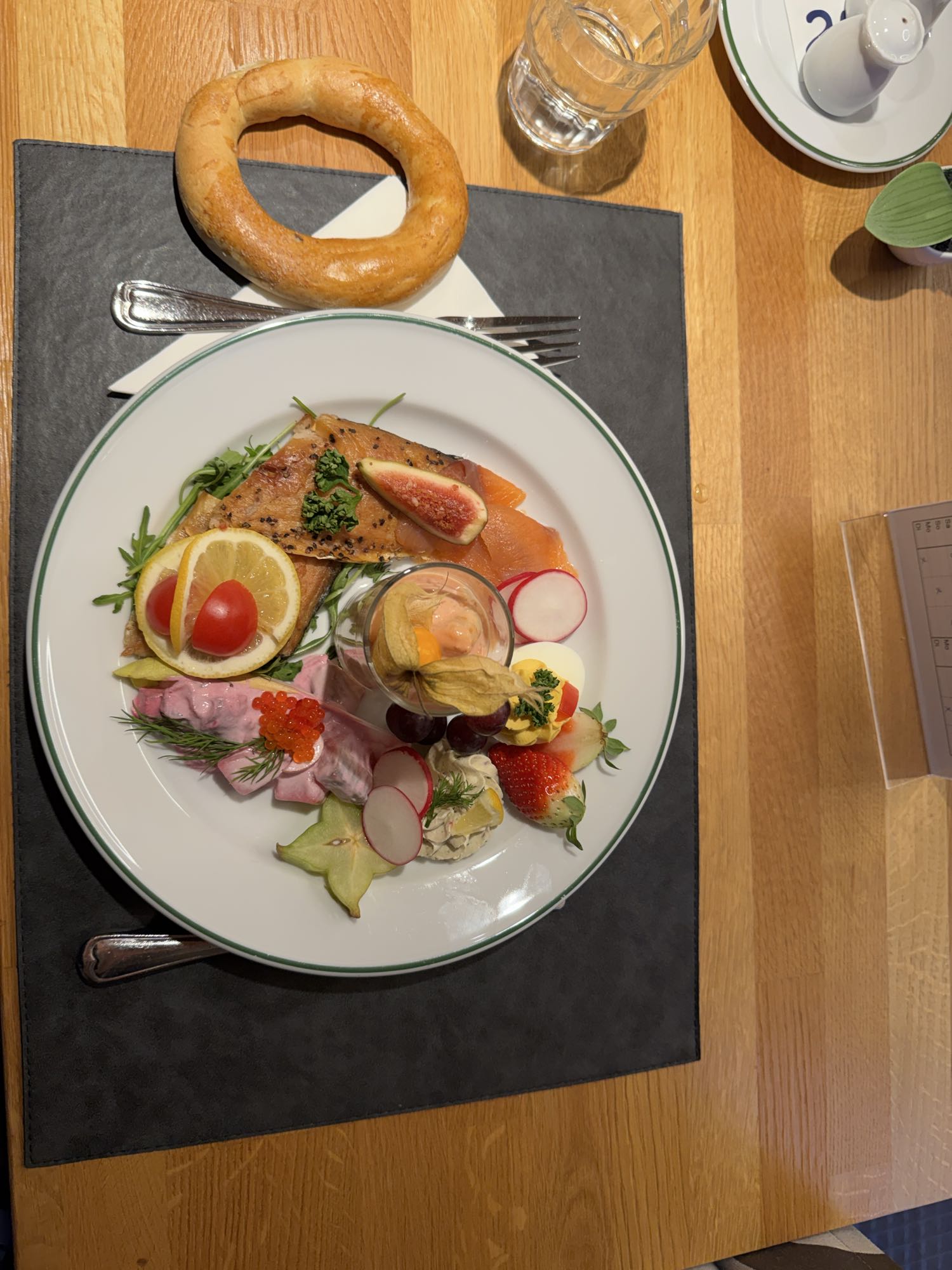 Bunter Frühstücksteller