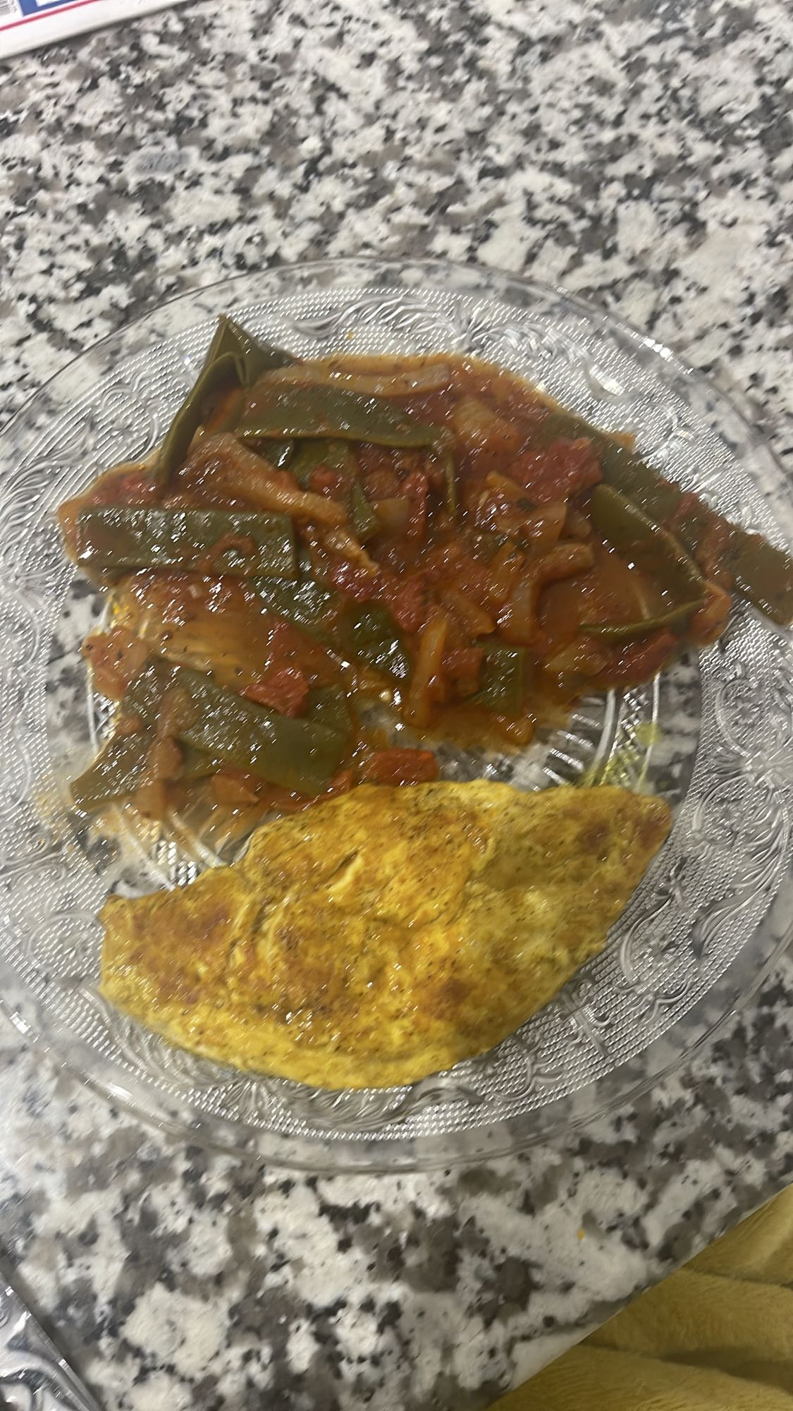 Omelette et légumes sauce tomate