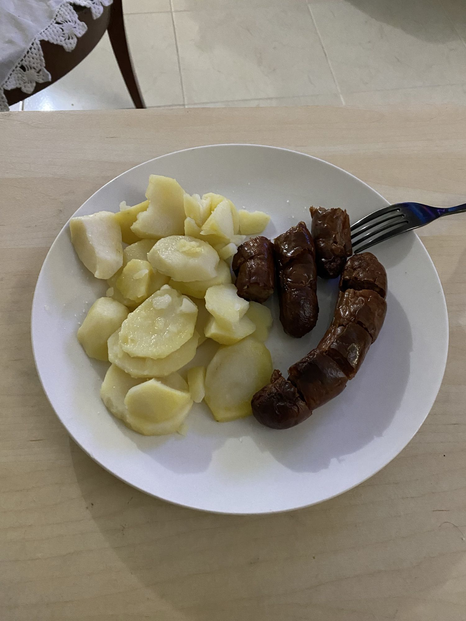 Salchicha con patatas