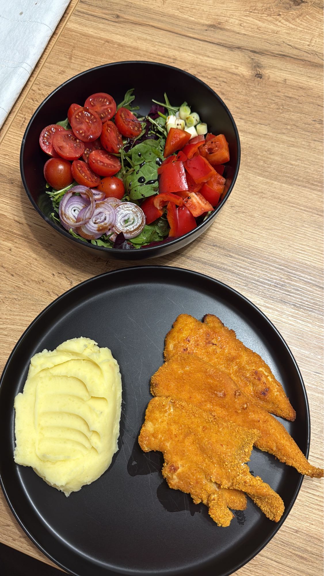 Șnițel cu piure și salată