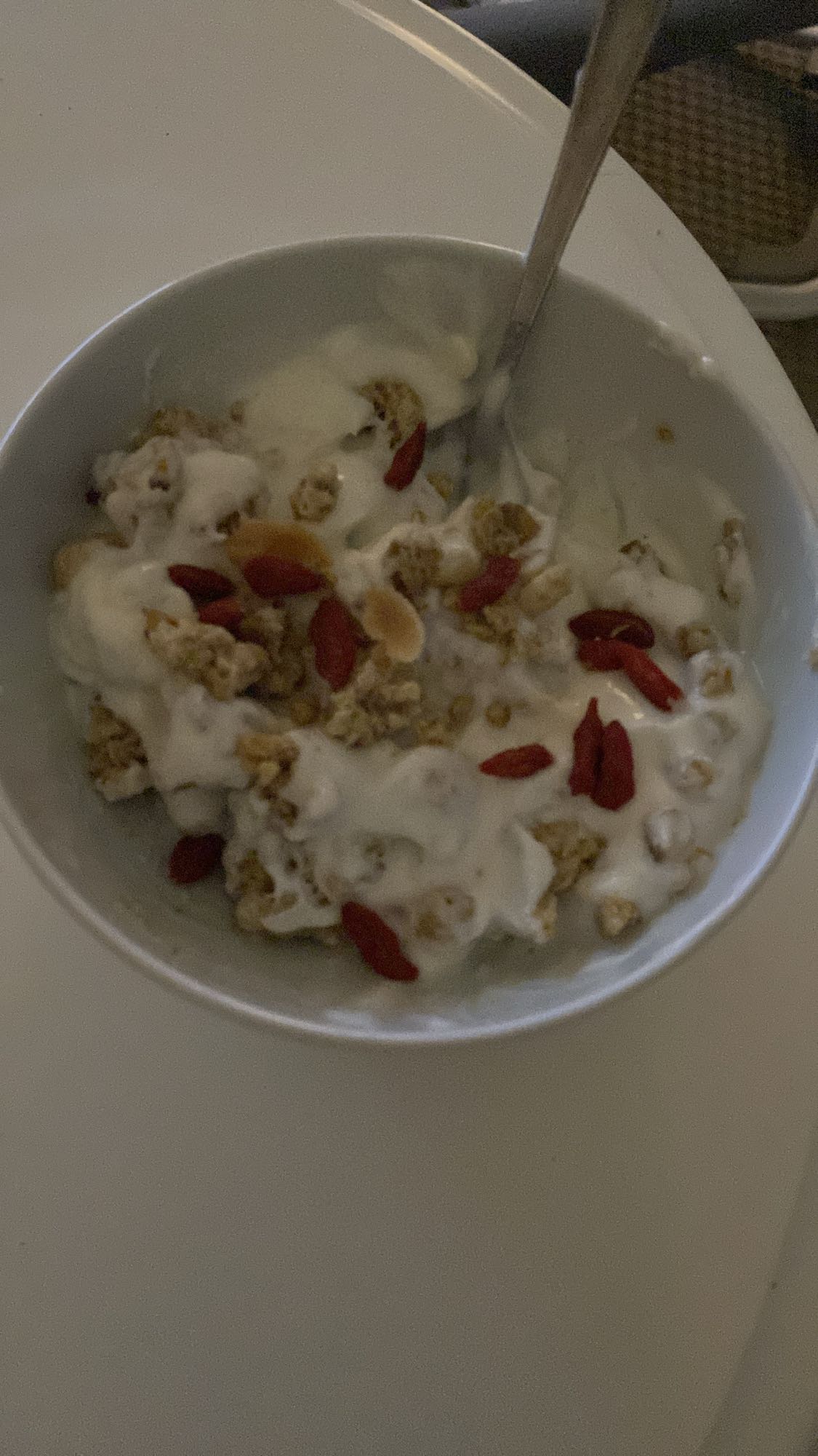 Yoghurt med granola og bær