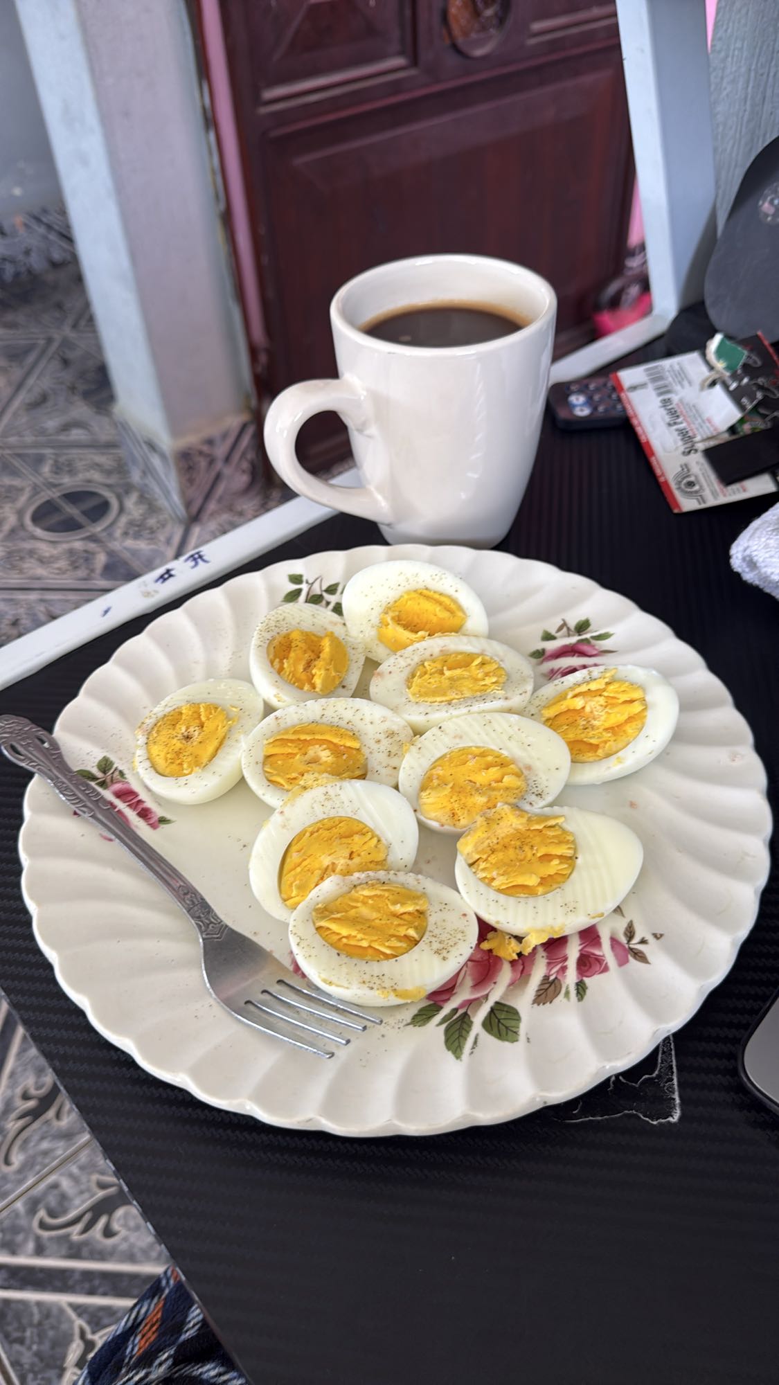 Huevos cocidos y café