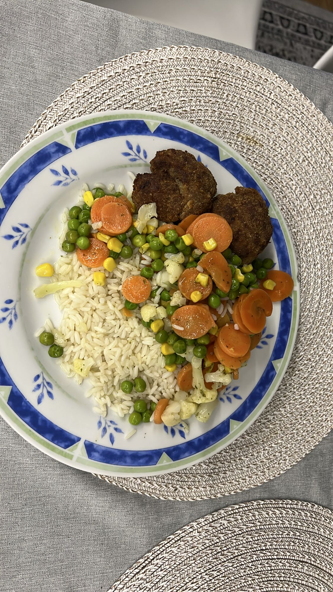 Ryż z warzywami i kotletem