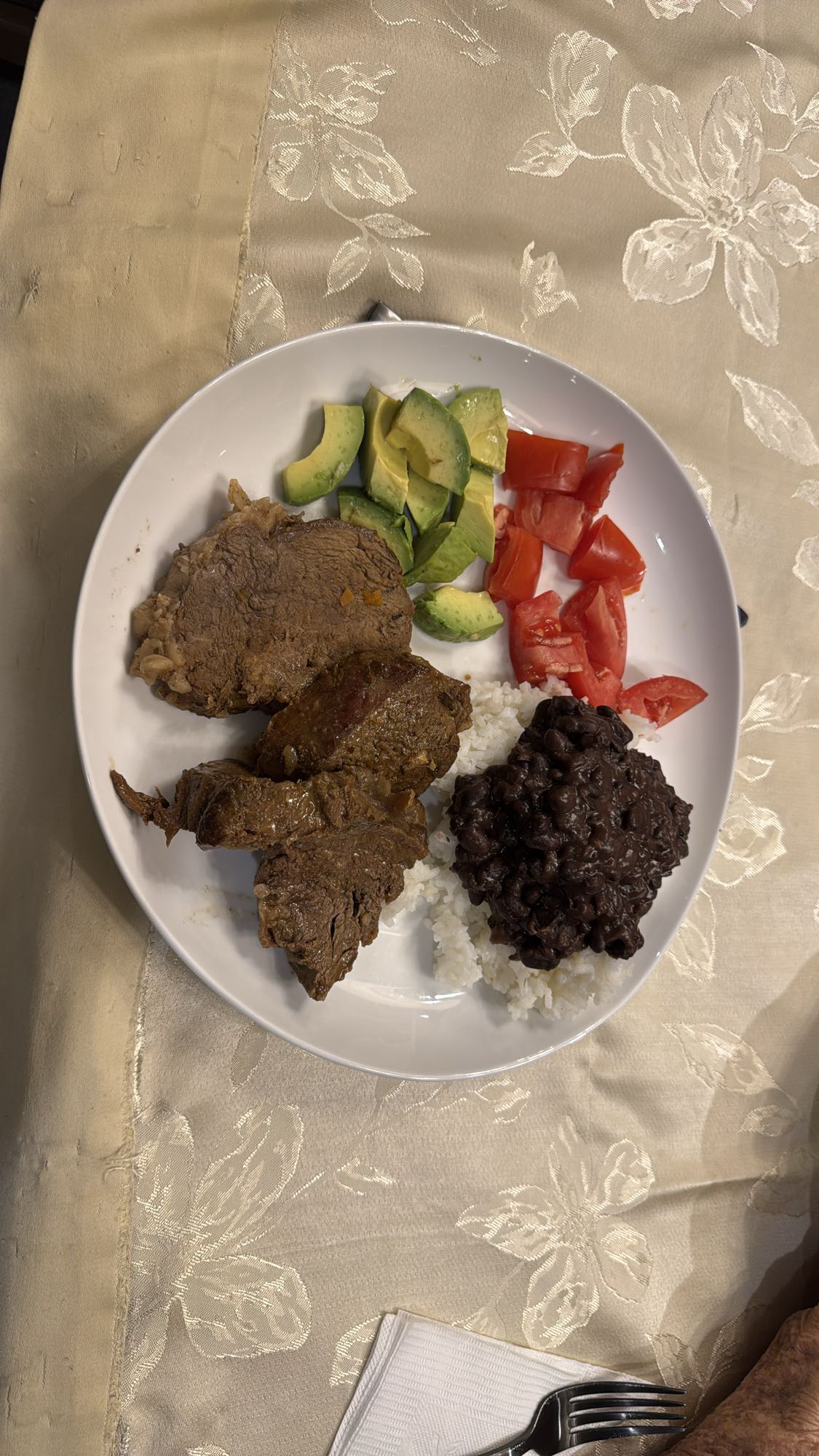 Carne con arroz y frijoles