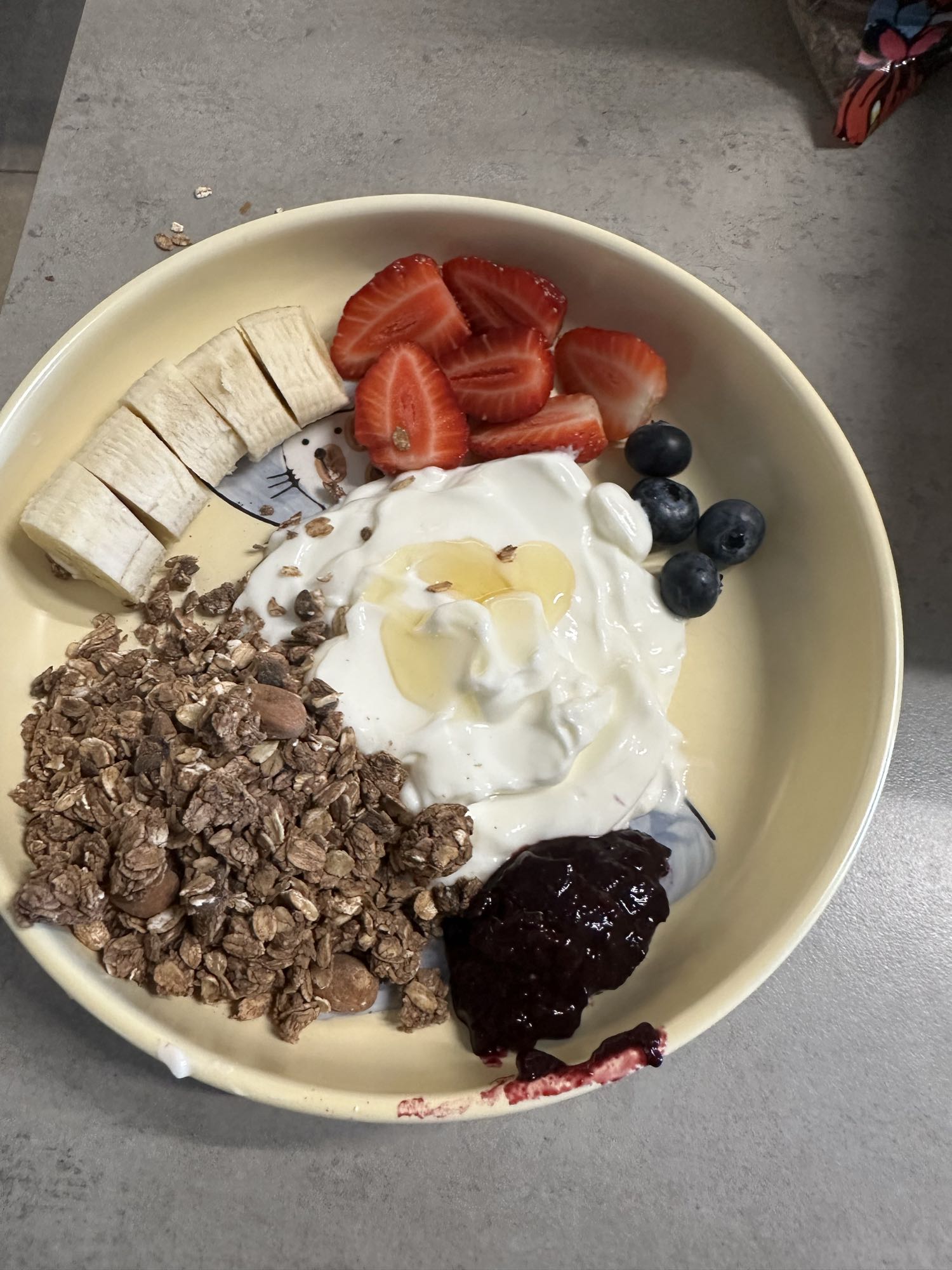 Tazón de yogur y frutas