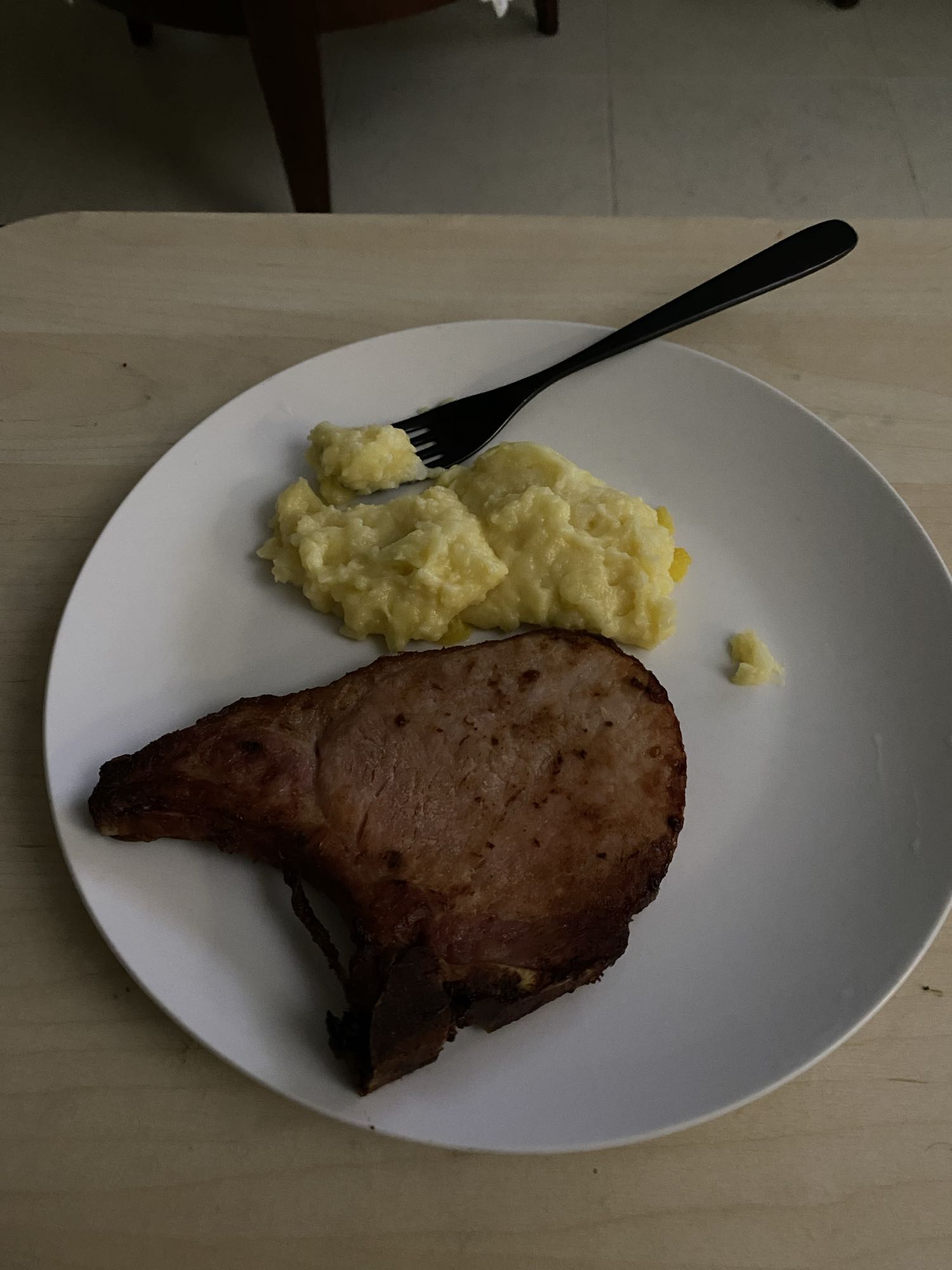 huevo revuelto y chuleta