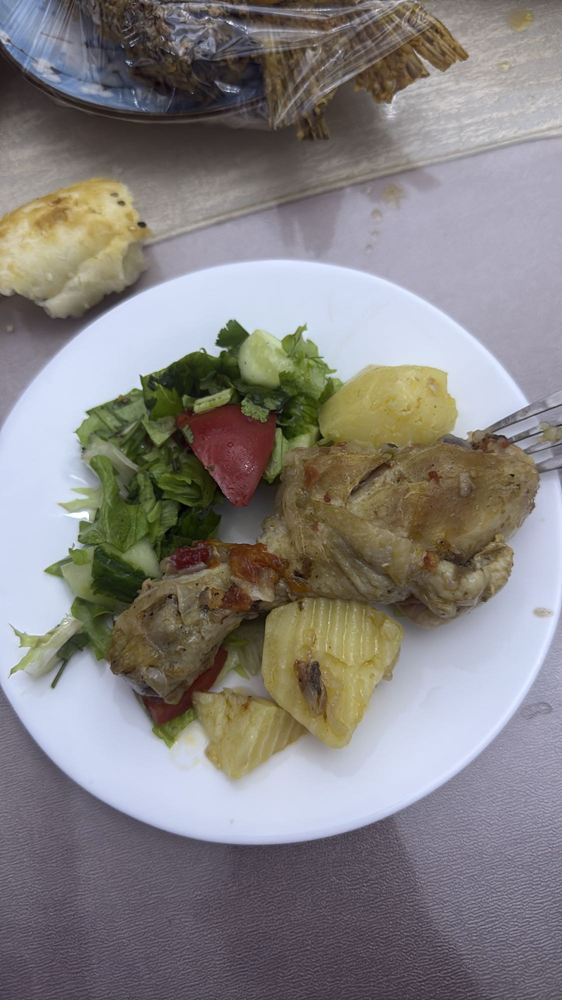 Курица с картофелем и салатом