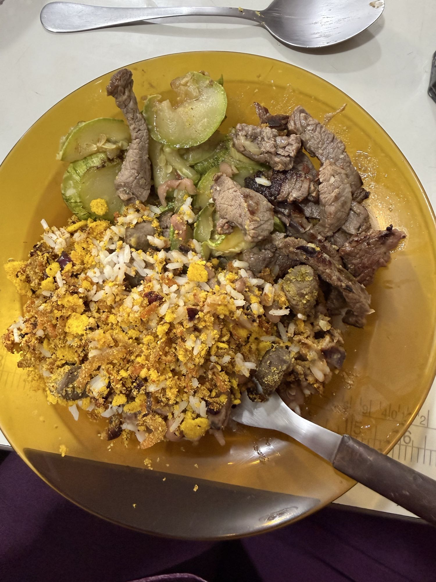 Arroz, carne, abobrinha e farofa