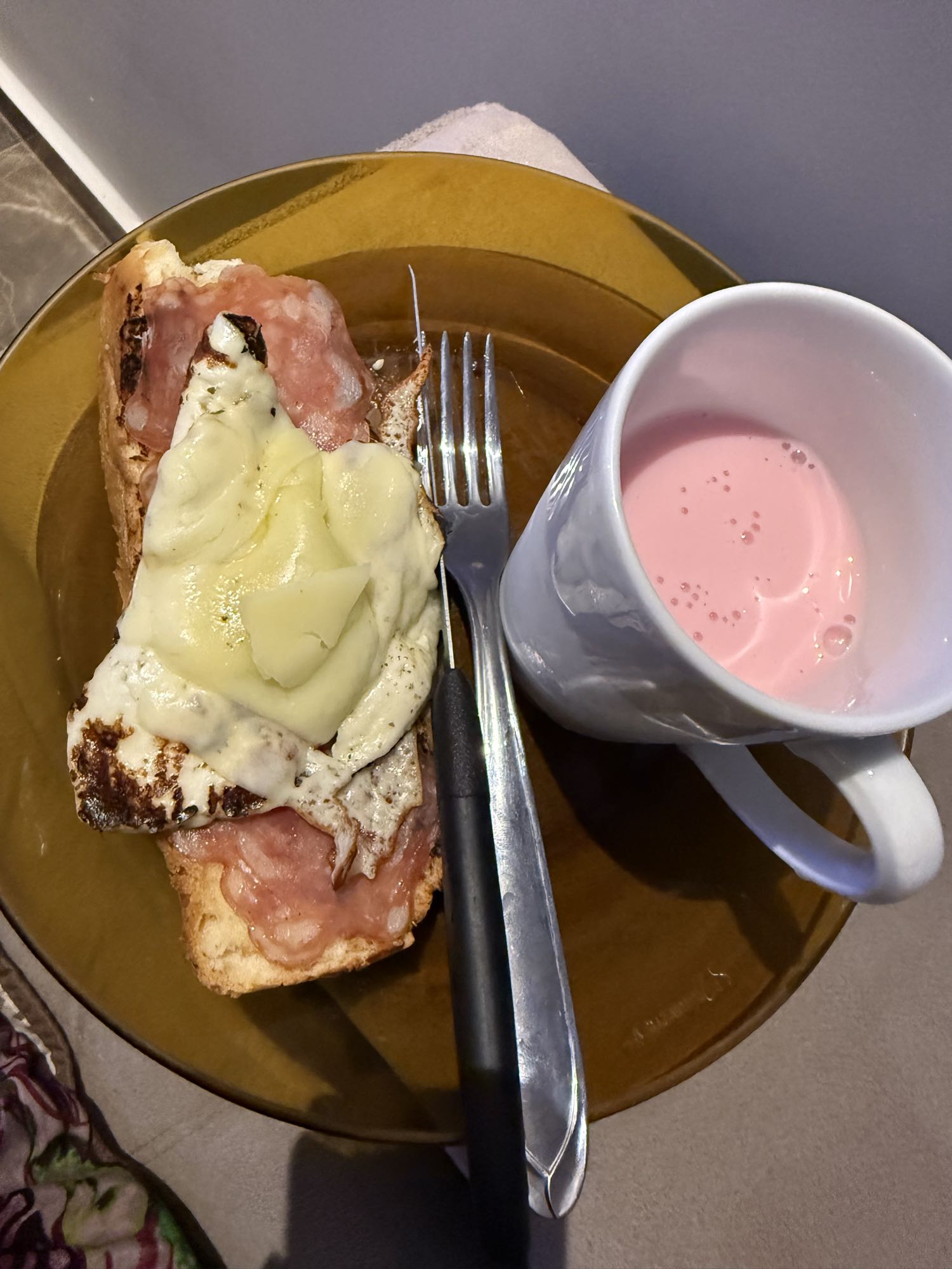 Pão com ovo, presunto, queijo e leite rosa