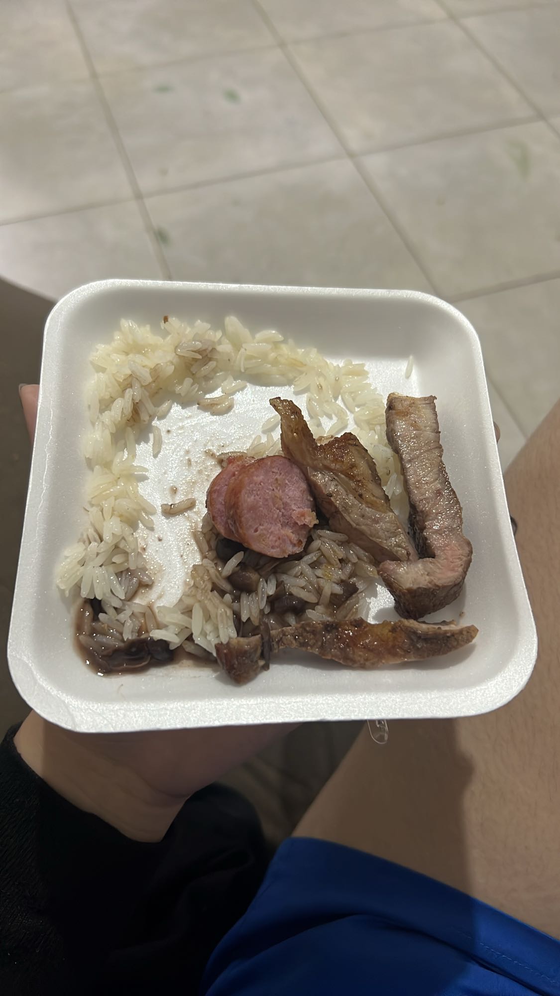 Arroz, feijão, carne e linguiça