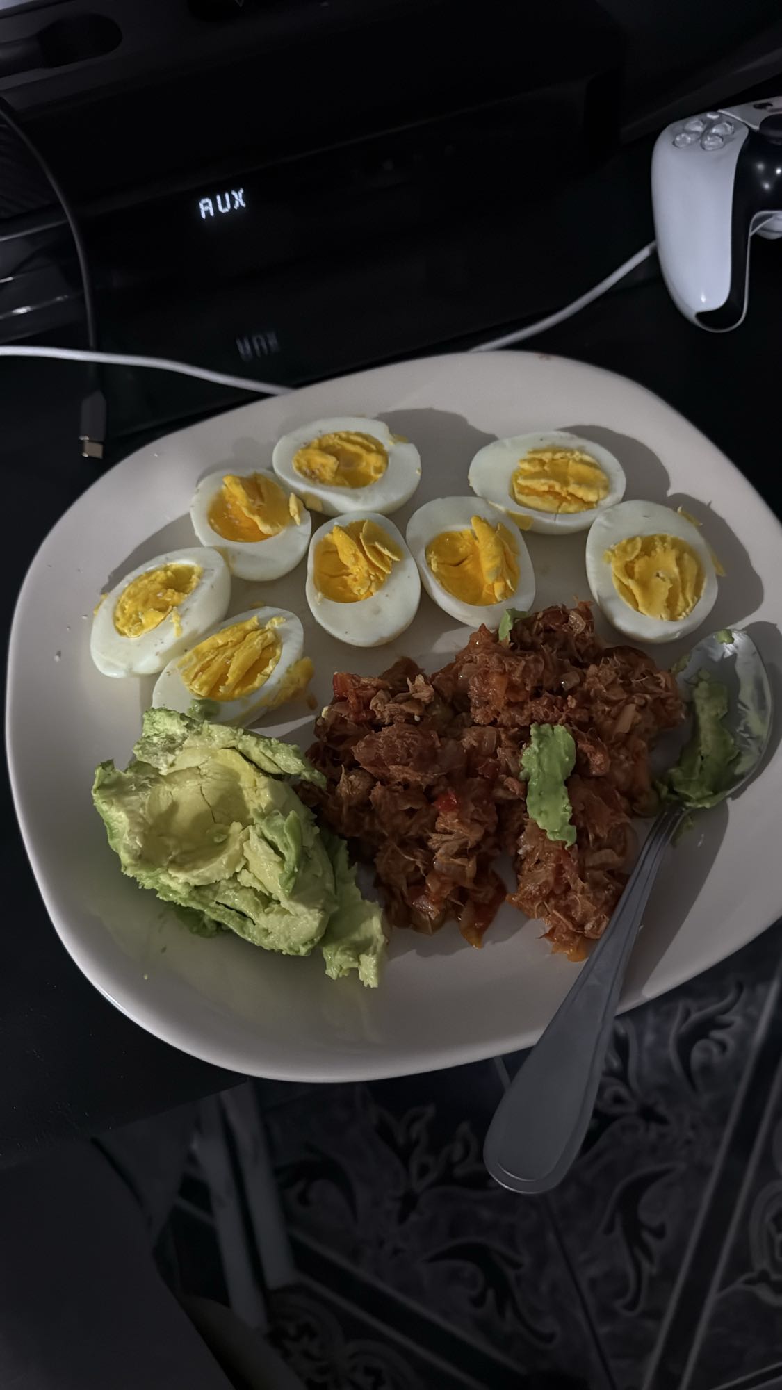 Huevos, atún y aguacate