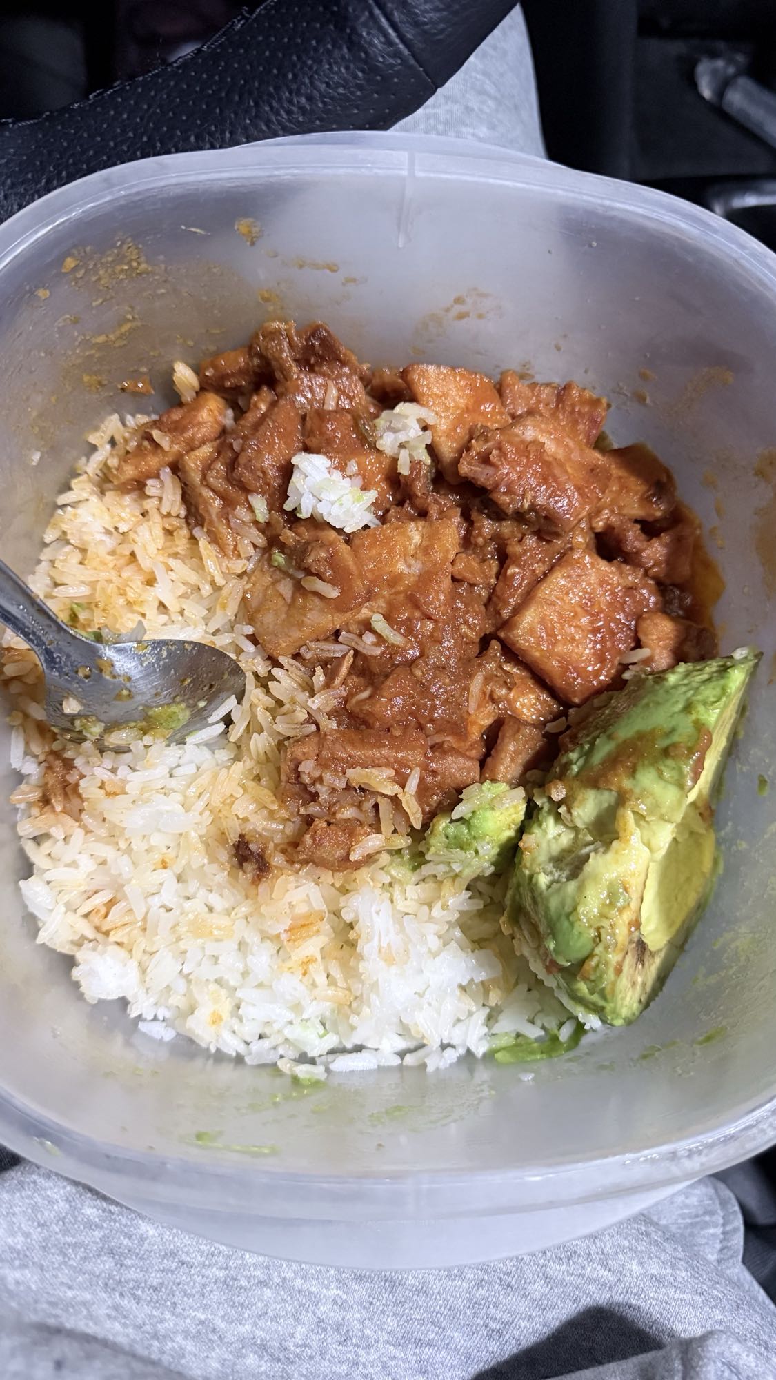 Pollo guisado con arroz y aguacate