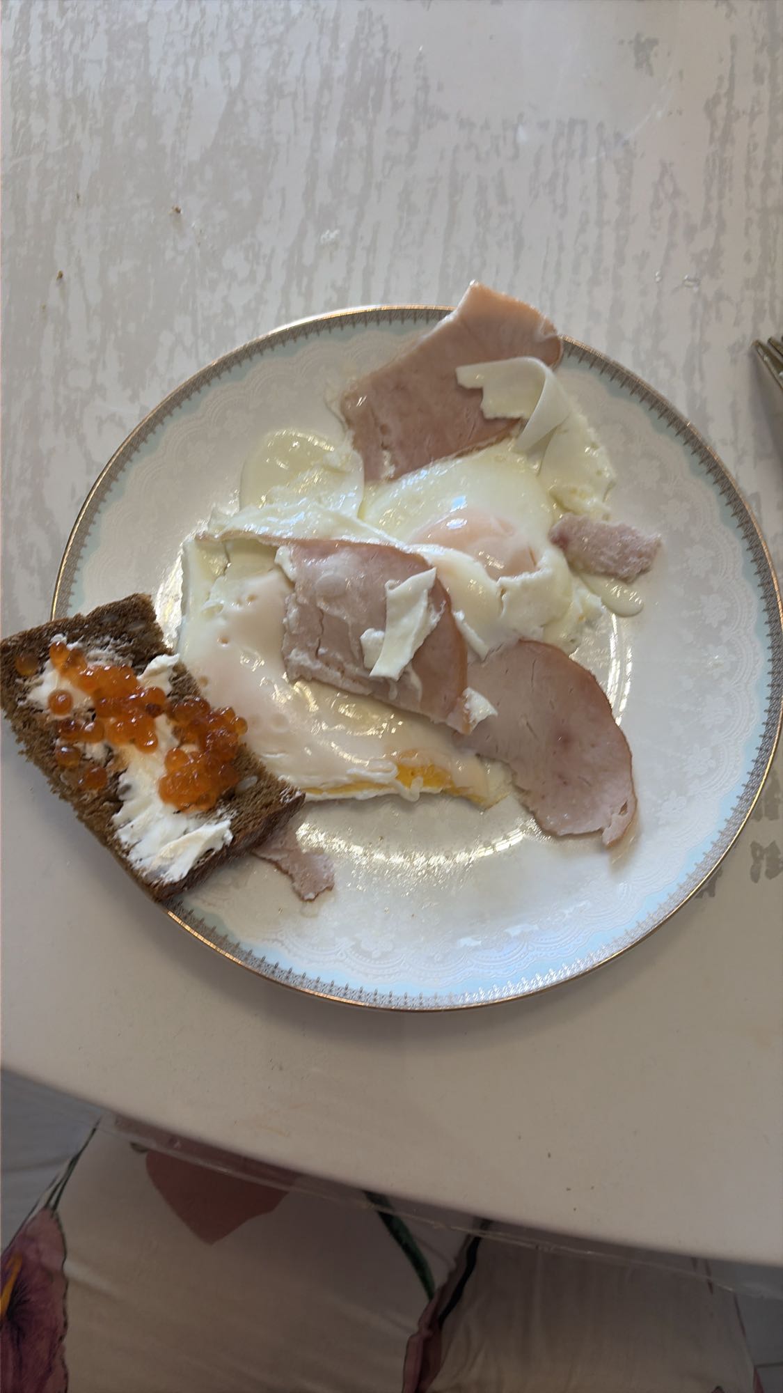 Яичница с ветчиной и тостом