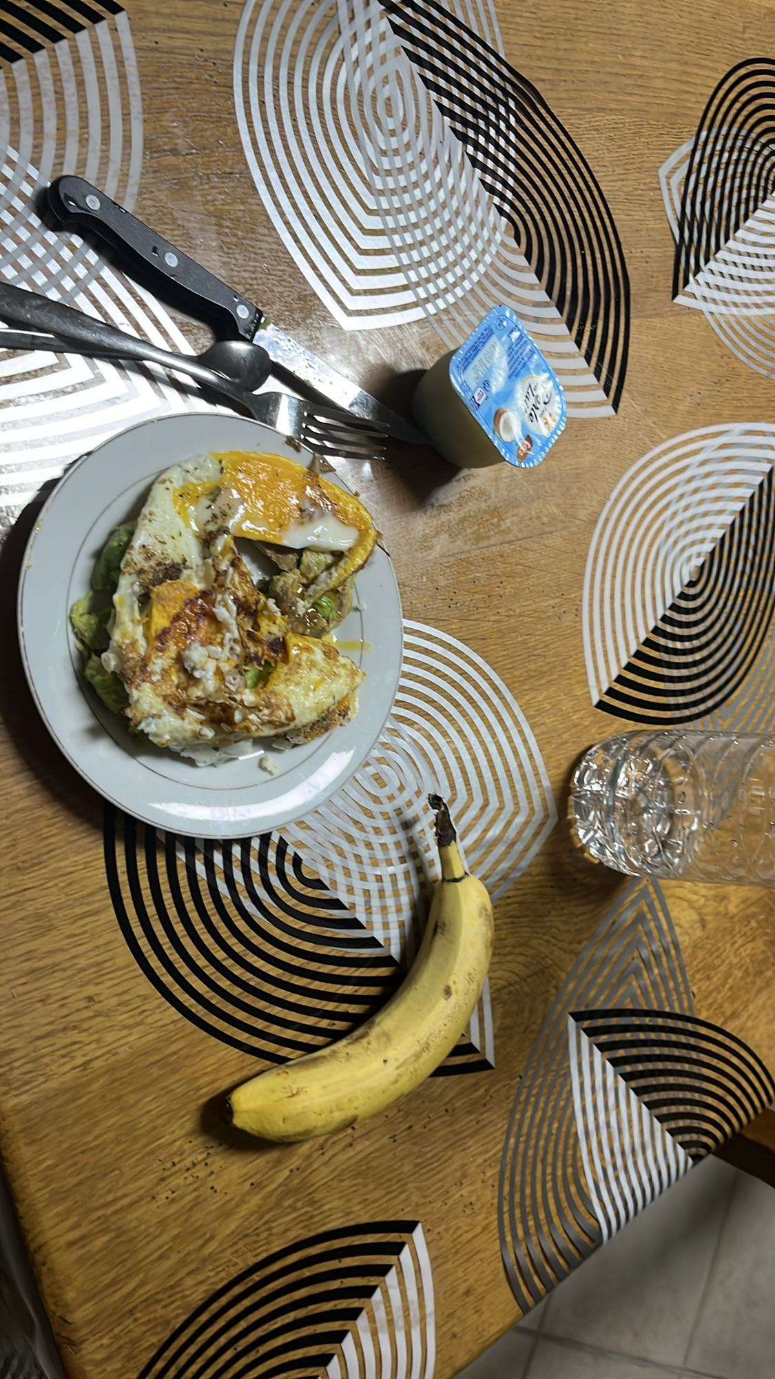 Petit-déjeuner œufs avocat