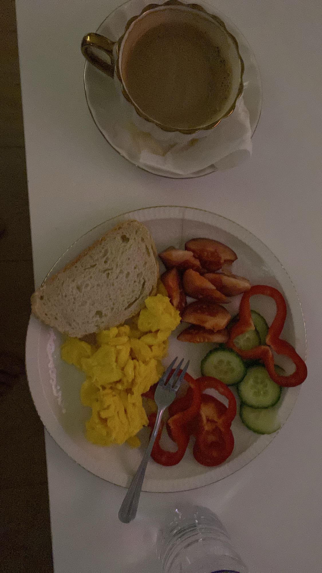 Mic dejun cu ouă și legume