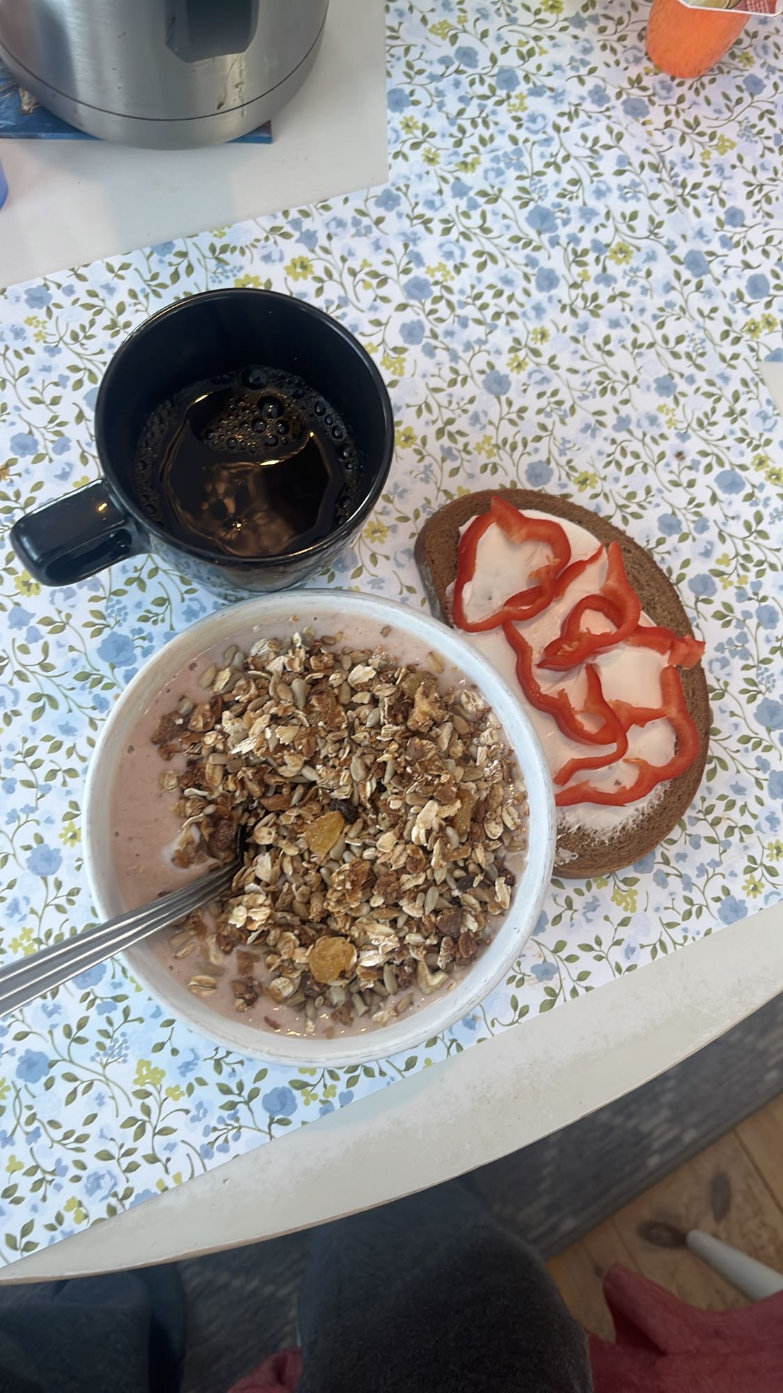 Frukost med müsli och smörgås