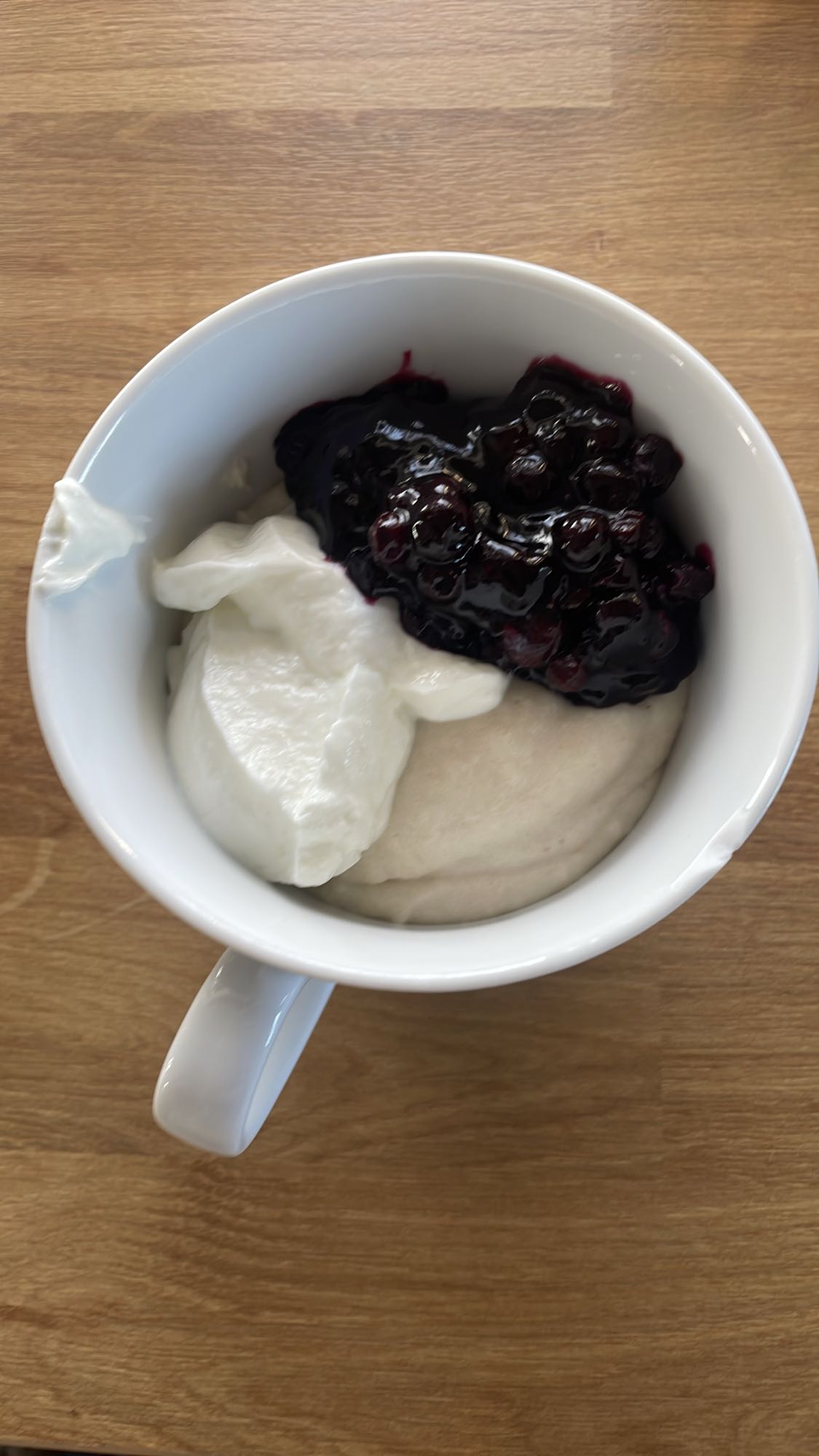 jogurt z owocami i musem