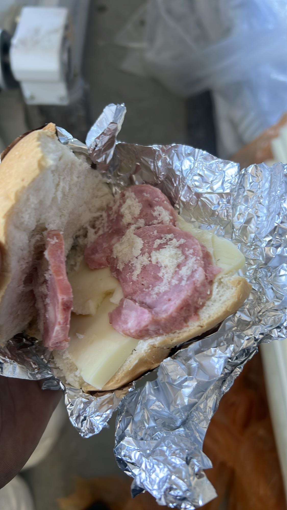 Sandviș cu salam și cașcaval