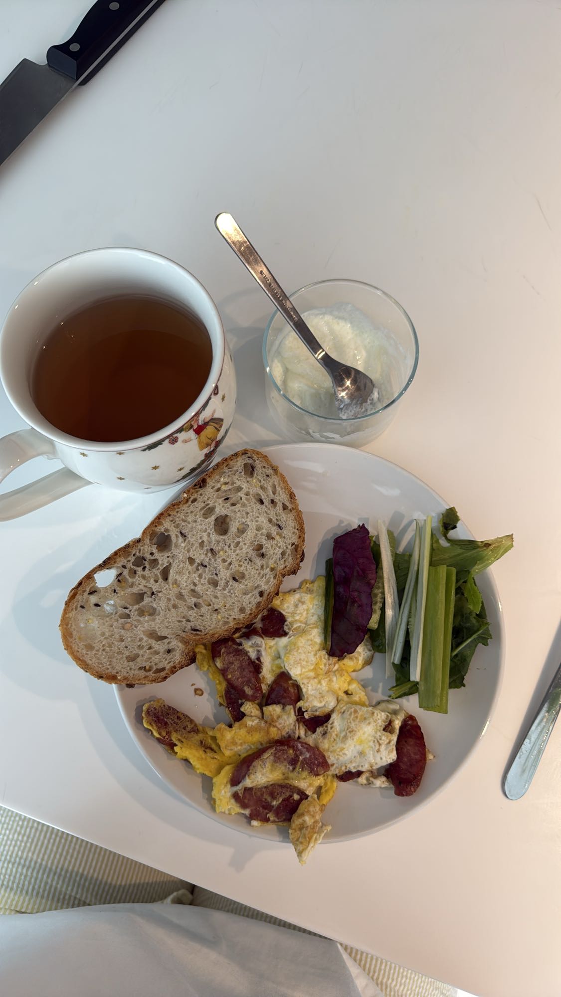 Яичница с колбасой и хлебом