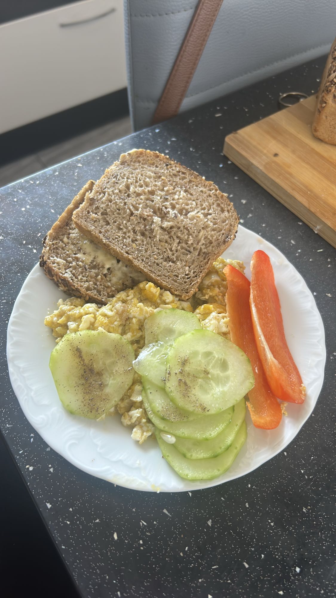 Jajecznica z warzywami i chlebem