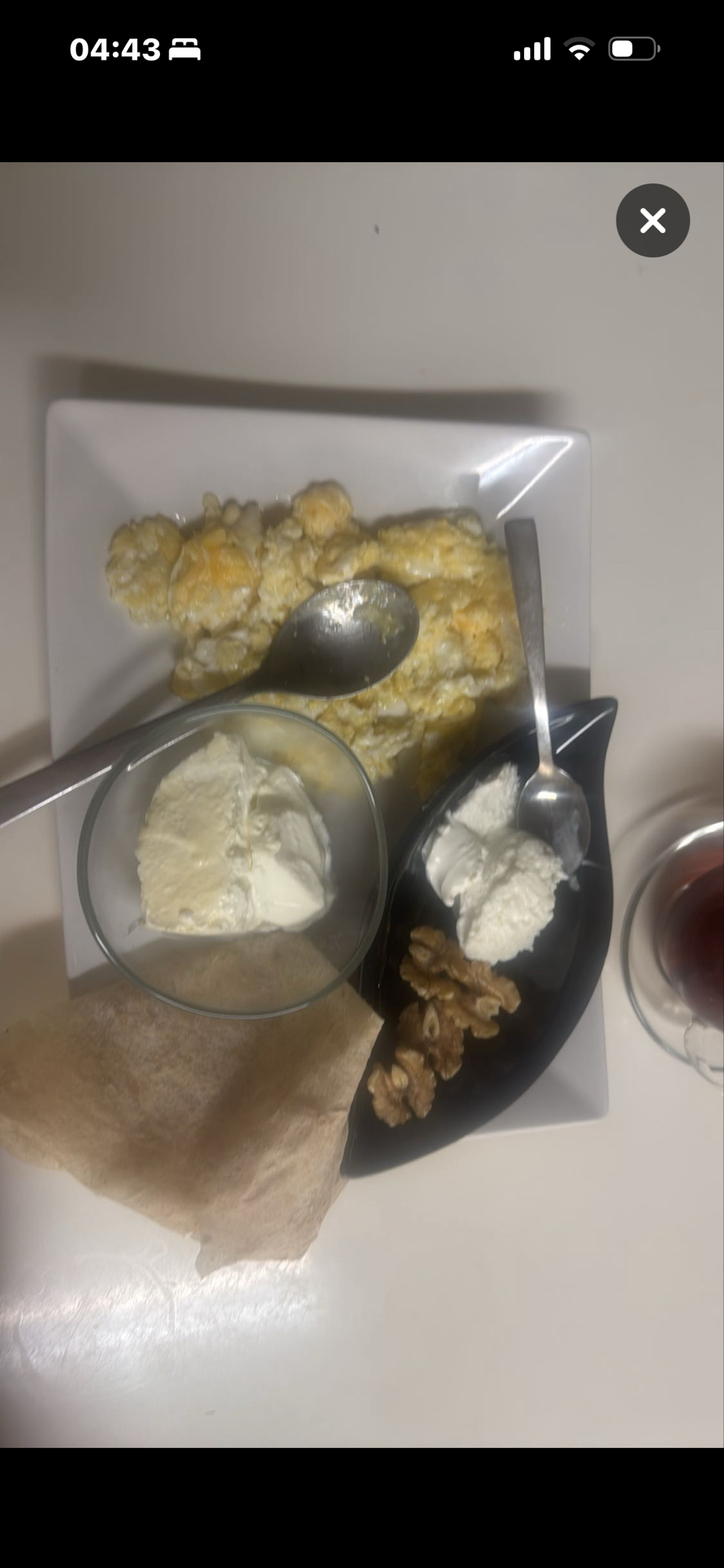 Frukosttallrik med ägg & nötter