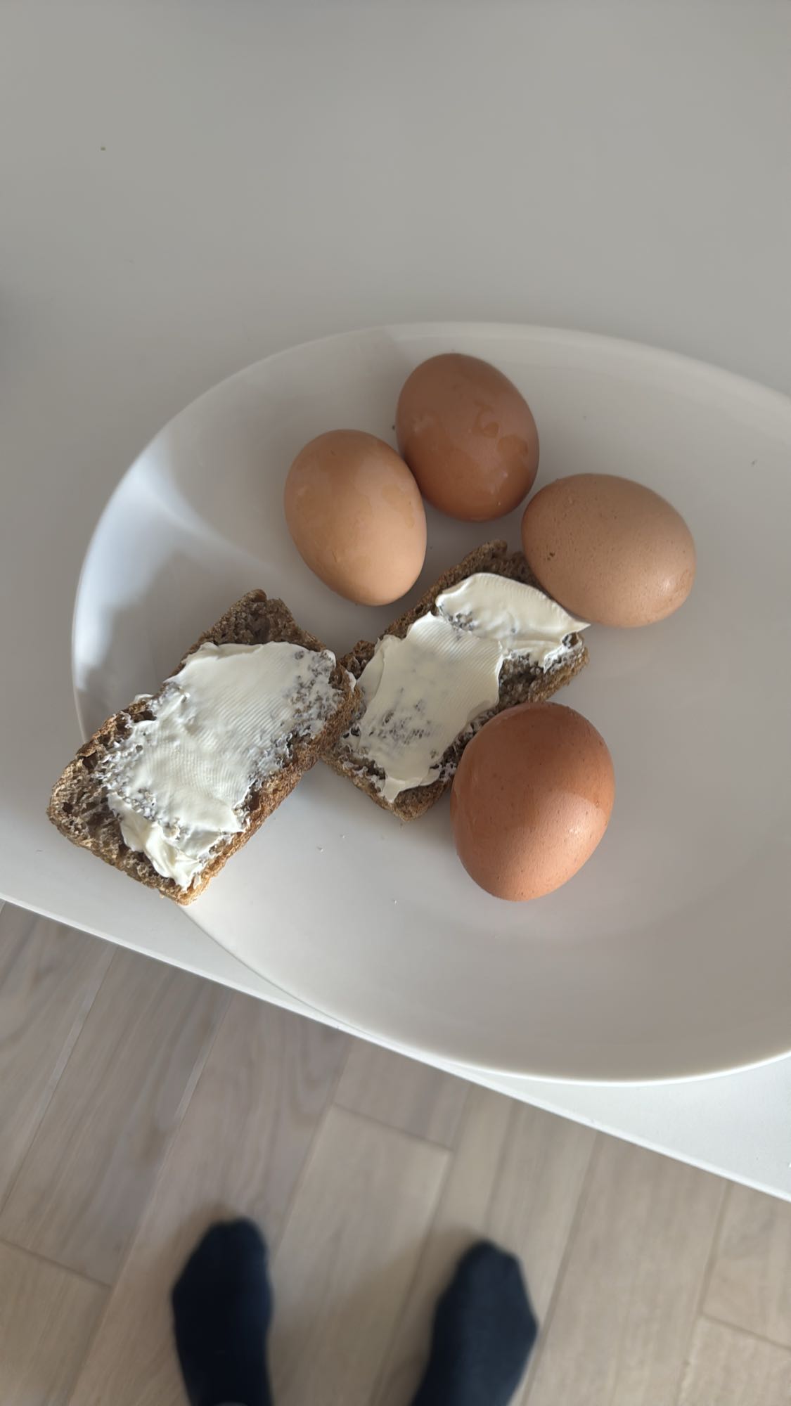 Jajka i chleb z masłem