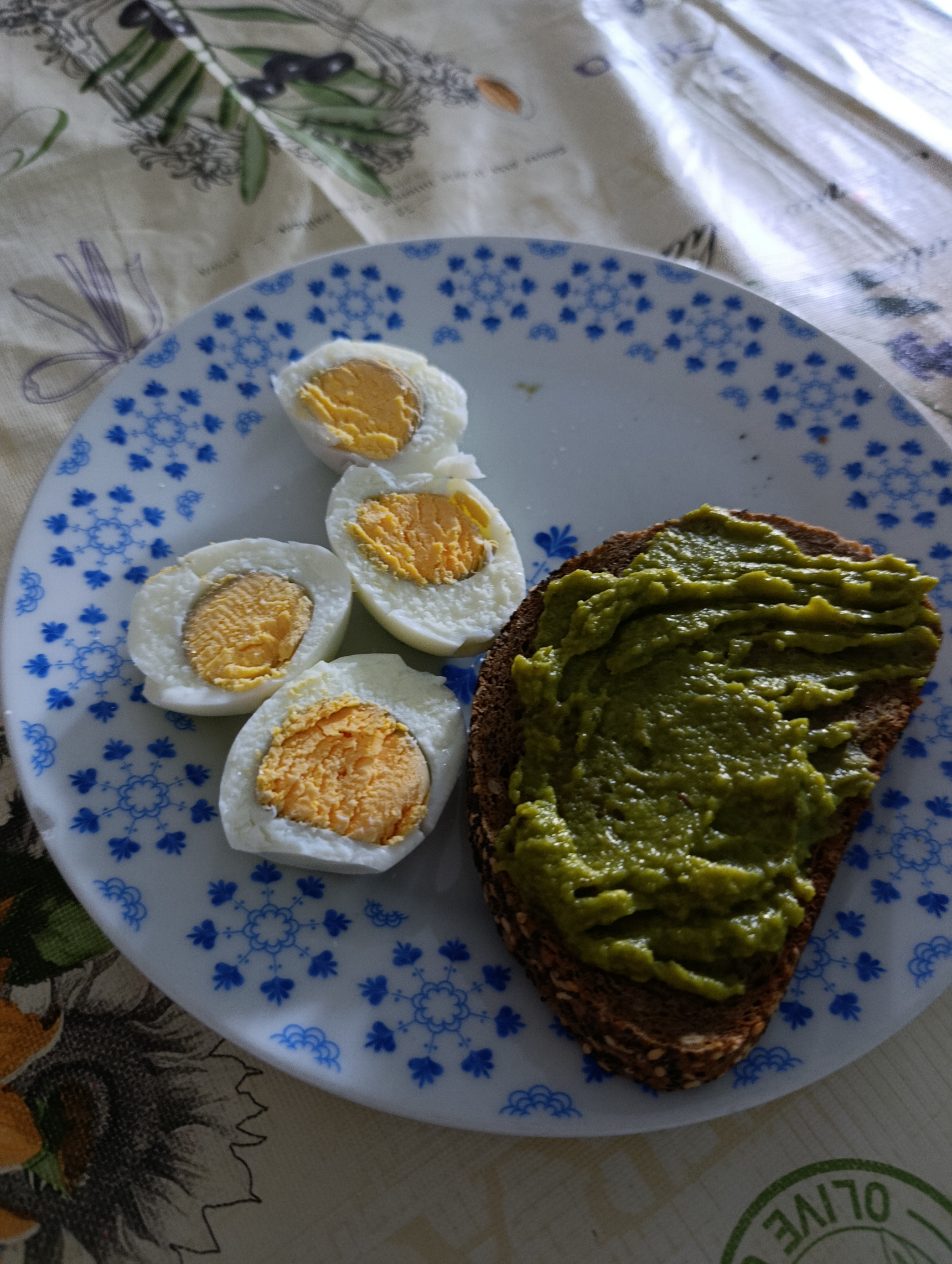 Huevos y pan con aguacate