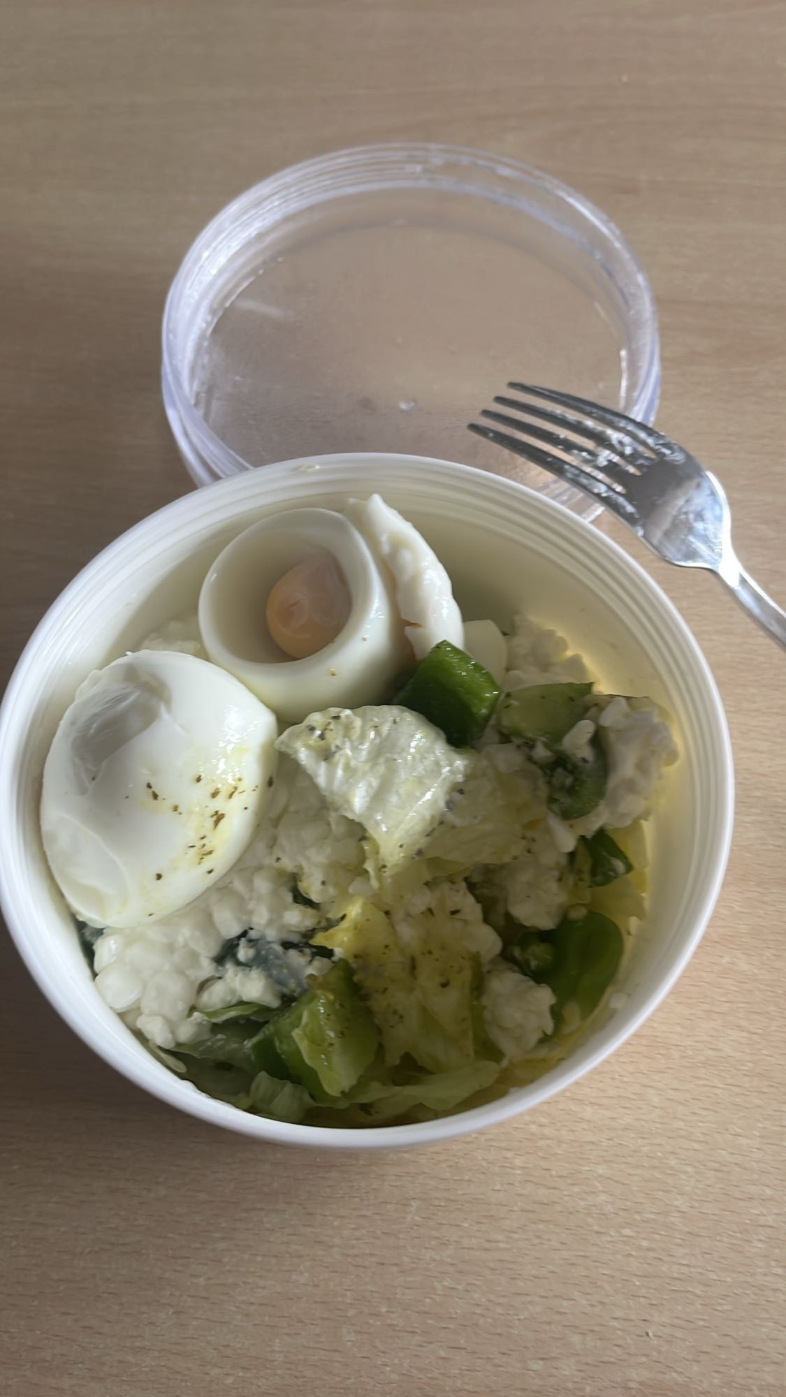 Yumurta ve lorlu salata