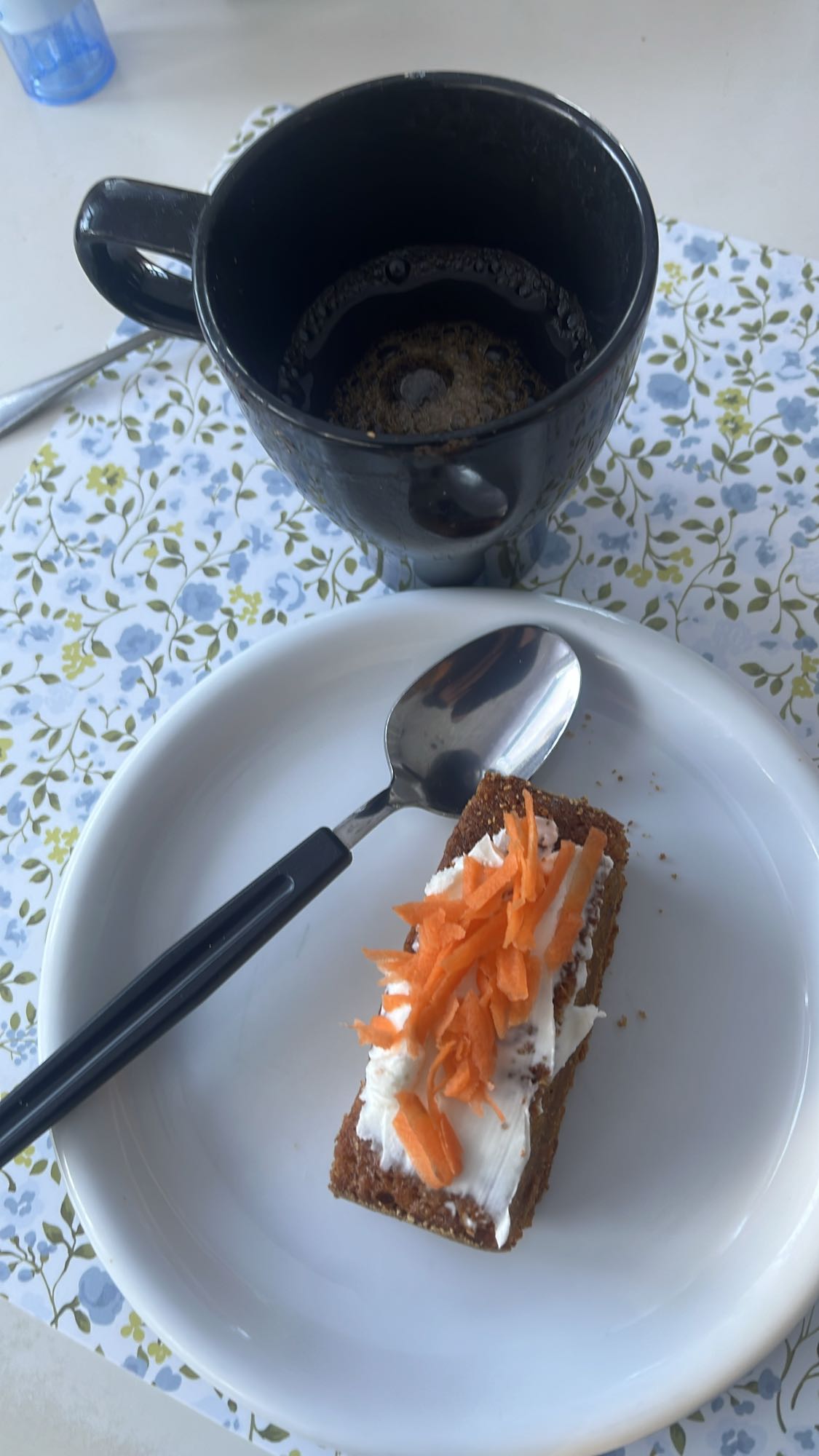 Kaffe och morotskaka