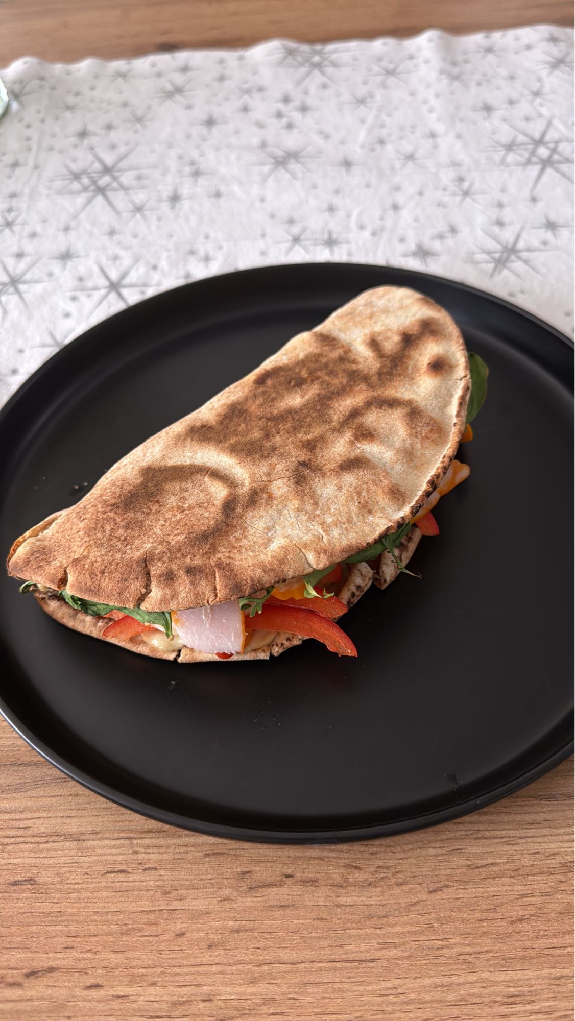 Sandviș cu lipie și legume