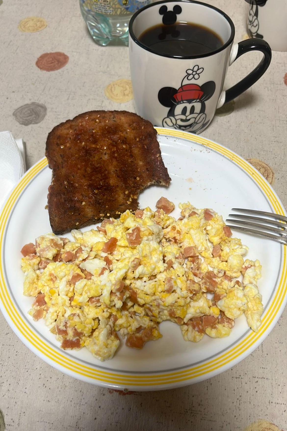 Desayuno con huevo y pan