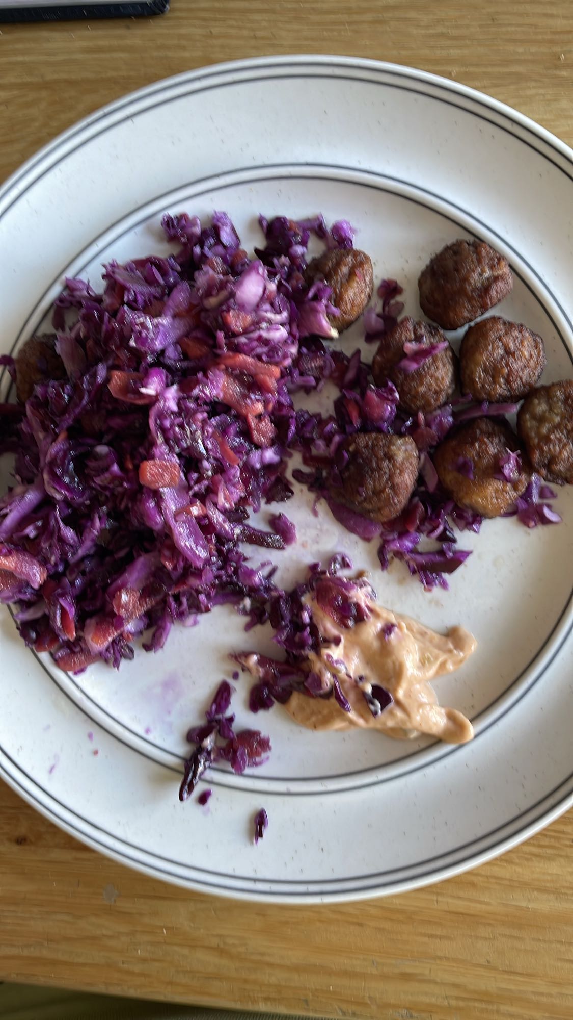 Köttbullar med rödkålssallad