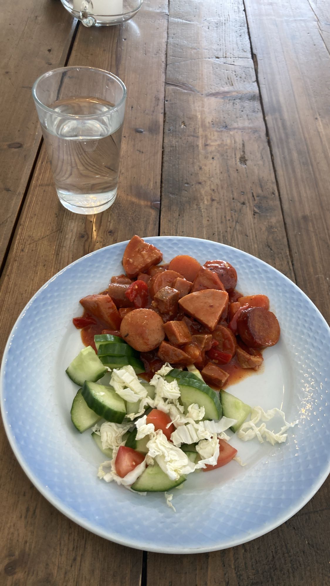 Korvgryta med sallad