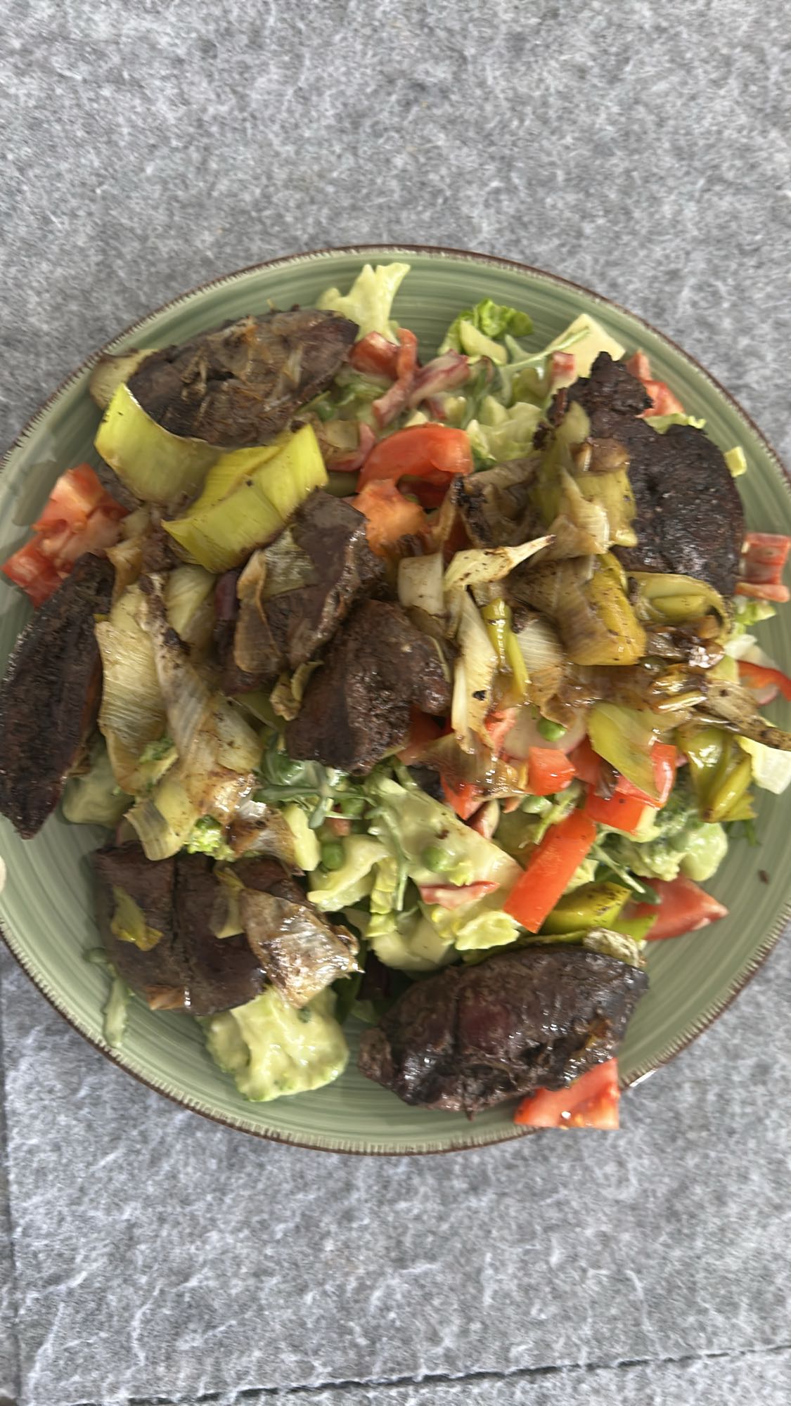 Ensalada con hígado y verduras