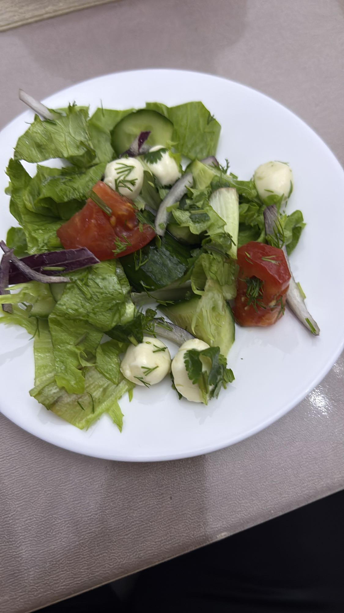 Салат с моцареллой и овощами