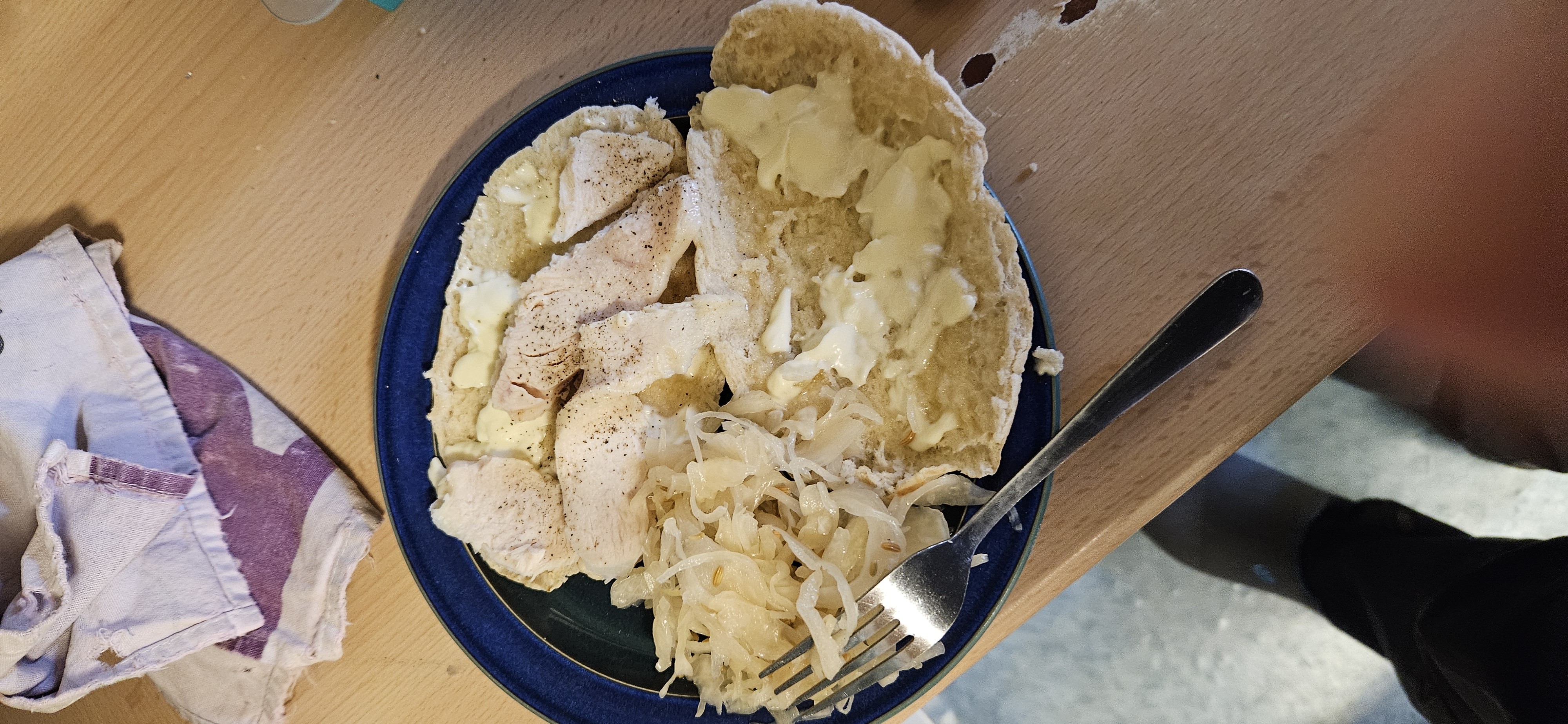 Chicken bun with sauerkraut